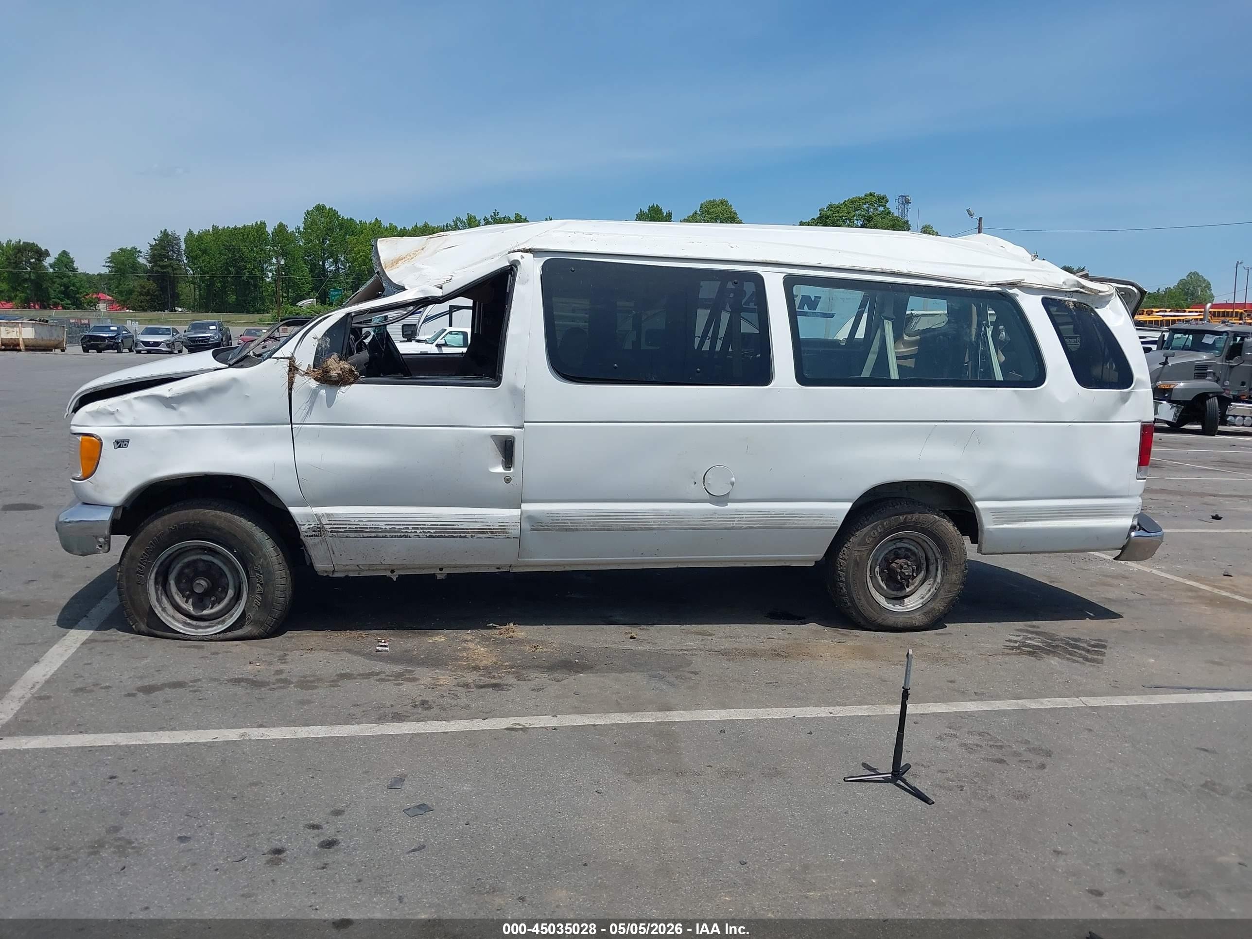1998 Ford Super Club Wagon Xl/xlt White vin: 1FBSS31S5WHC00259