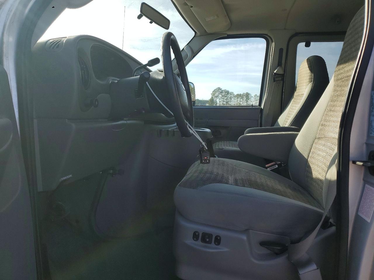 2004 Ford Econoline E350 Super Duty Wagon Серебряный vin: 1FBSS31S94HA95593