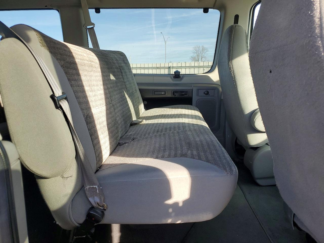 2004 Ford Econoline E350 Super Duty Wagon Серебряный vin: 1FBSS31S94HA95593