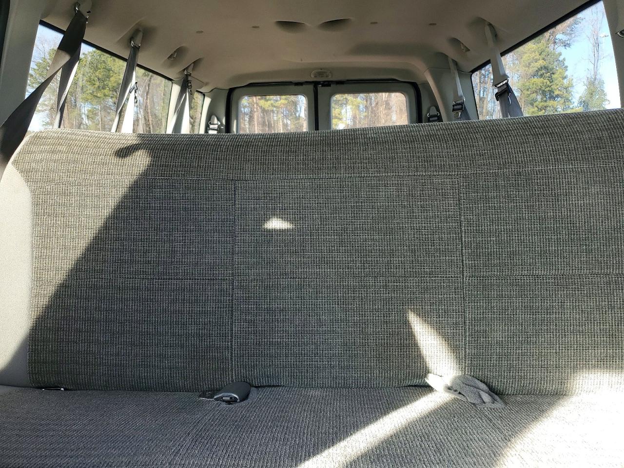 2004 Ford Econoline E350 Super Duty Wagon Серебряный vin: 1FBSS31S94HA95593