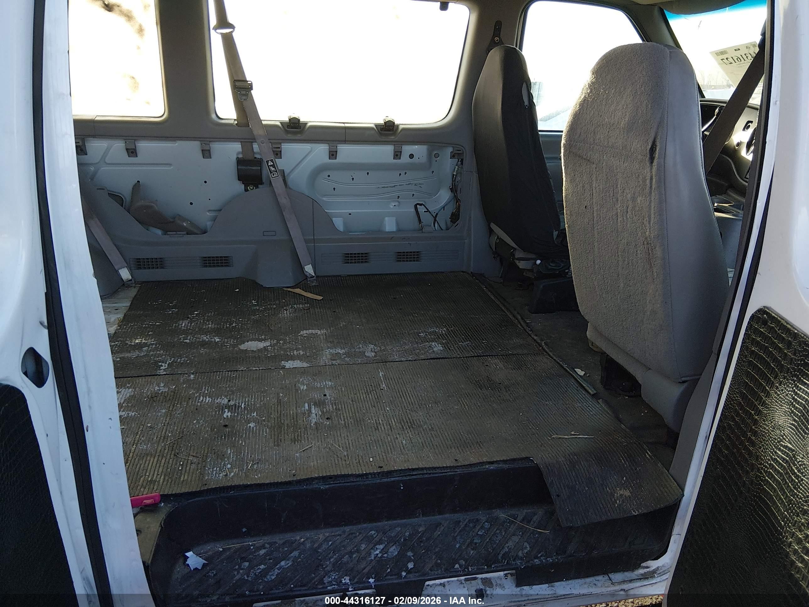 2000 Ford E-350 Super Duty Xl/xlt Белый vin: 1FBSS31S9YHB84490