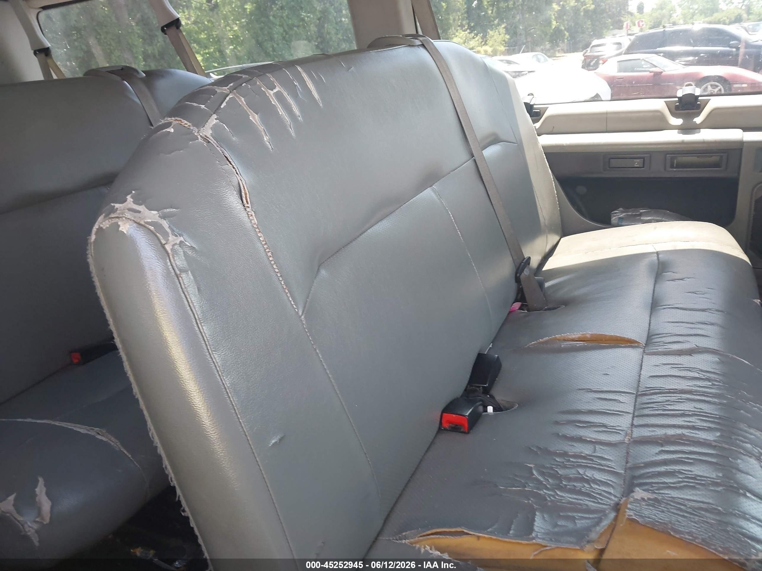 2010 Ford E-350 Super Duty Xl White vin: 1FBSS3BL3ADA26019
