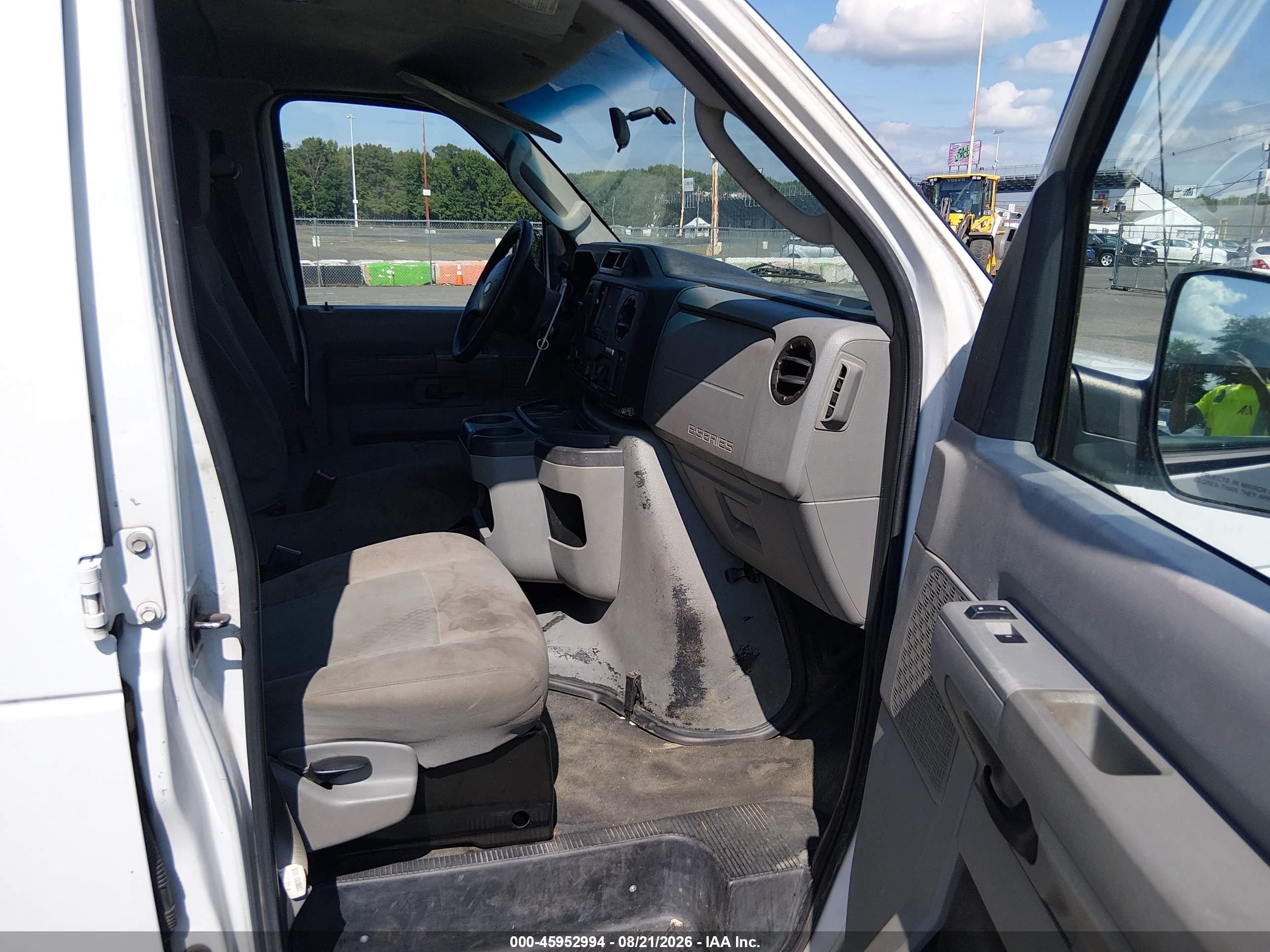 2013 Ford E-350 Super Duty Xlt White vin: 1FBSS3BL6DDA90897