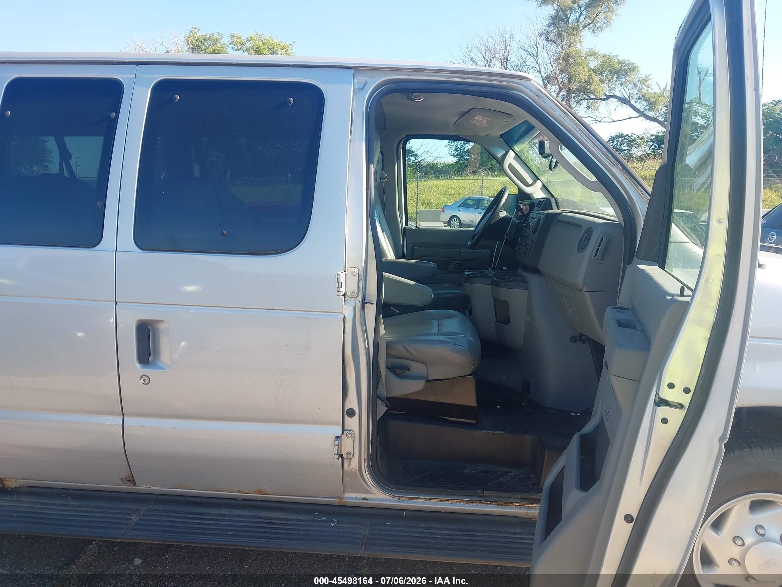 2011 Ford E-350 Super Duty Xl/xlt Серебряный vin: 1FBSS3BL7BDA36389
