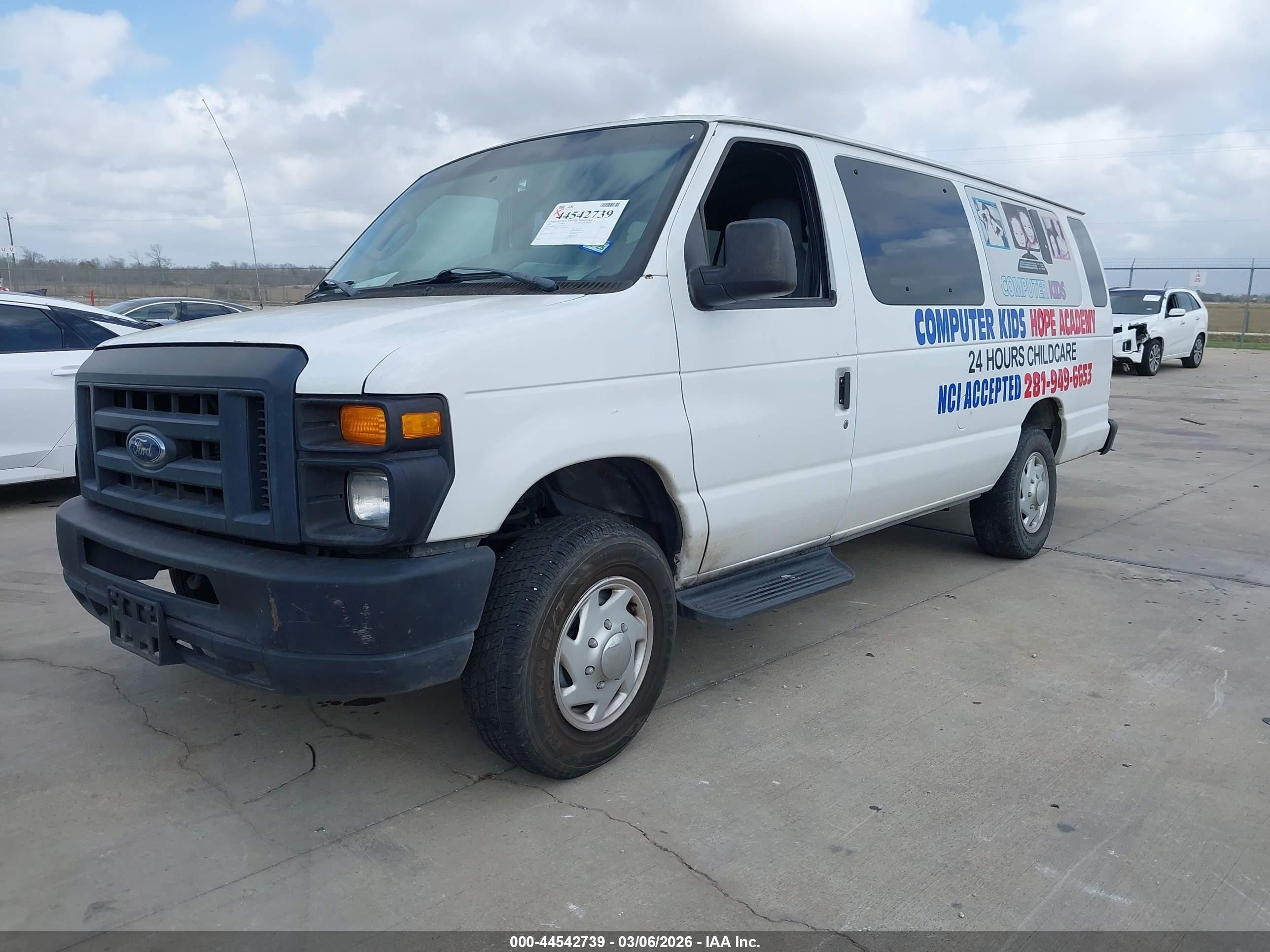 2013 Ford E-350 Super Duty Xl Белый vin: 1FBSS3BL7DDA49372