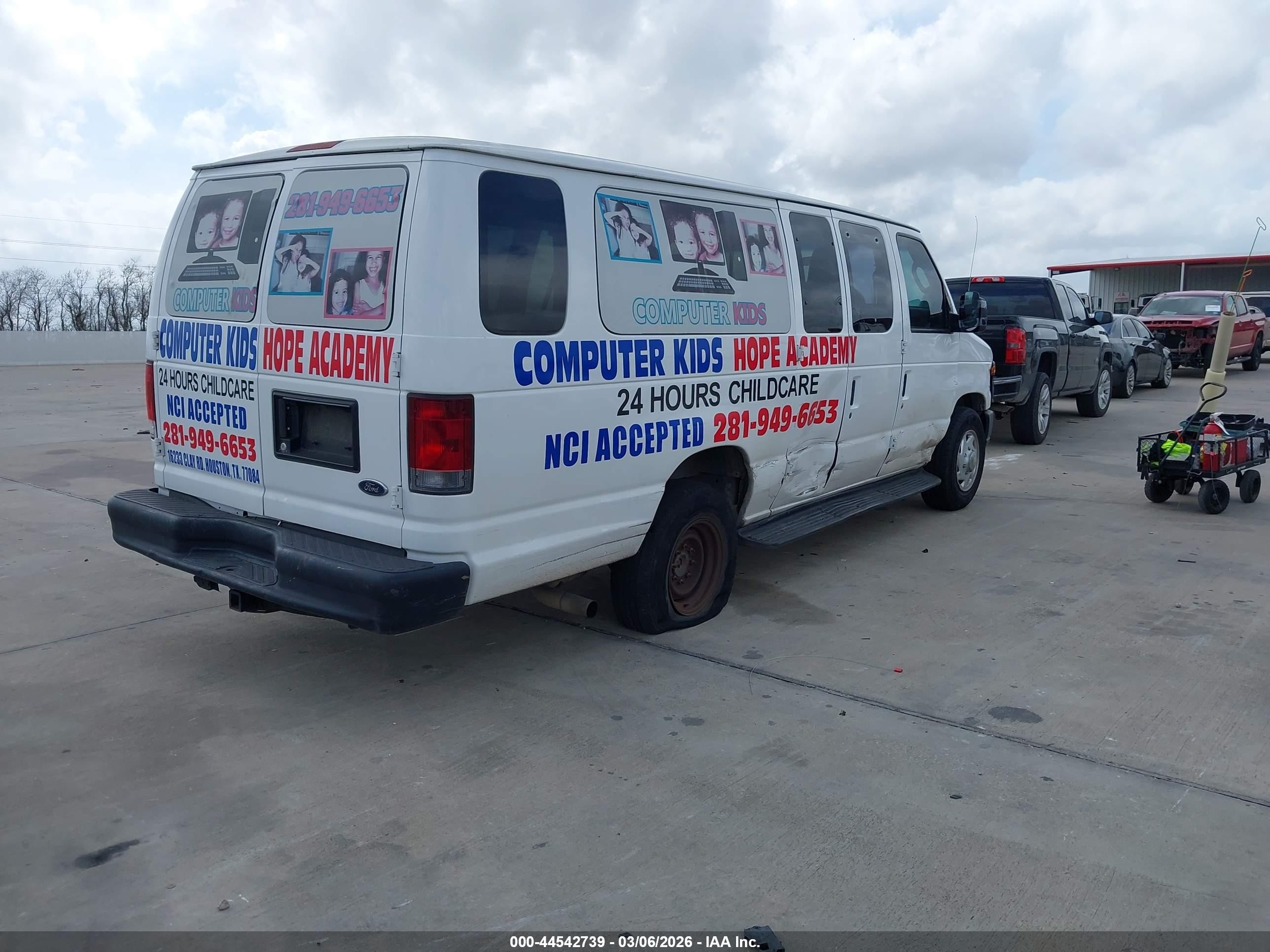 2013 Ford E-350 Super Duty Xl Белый vin: 1FBSS3BL7DDA49372