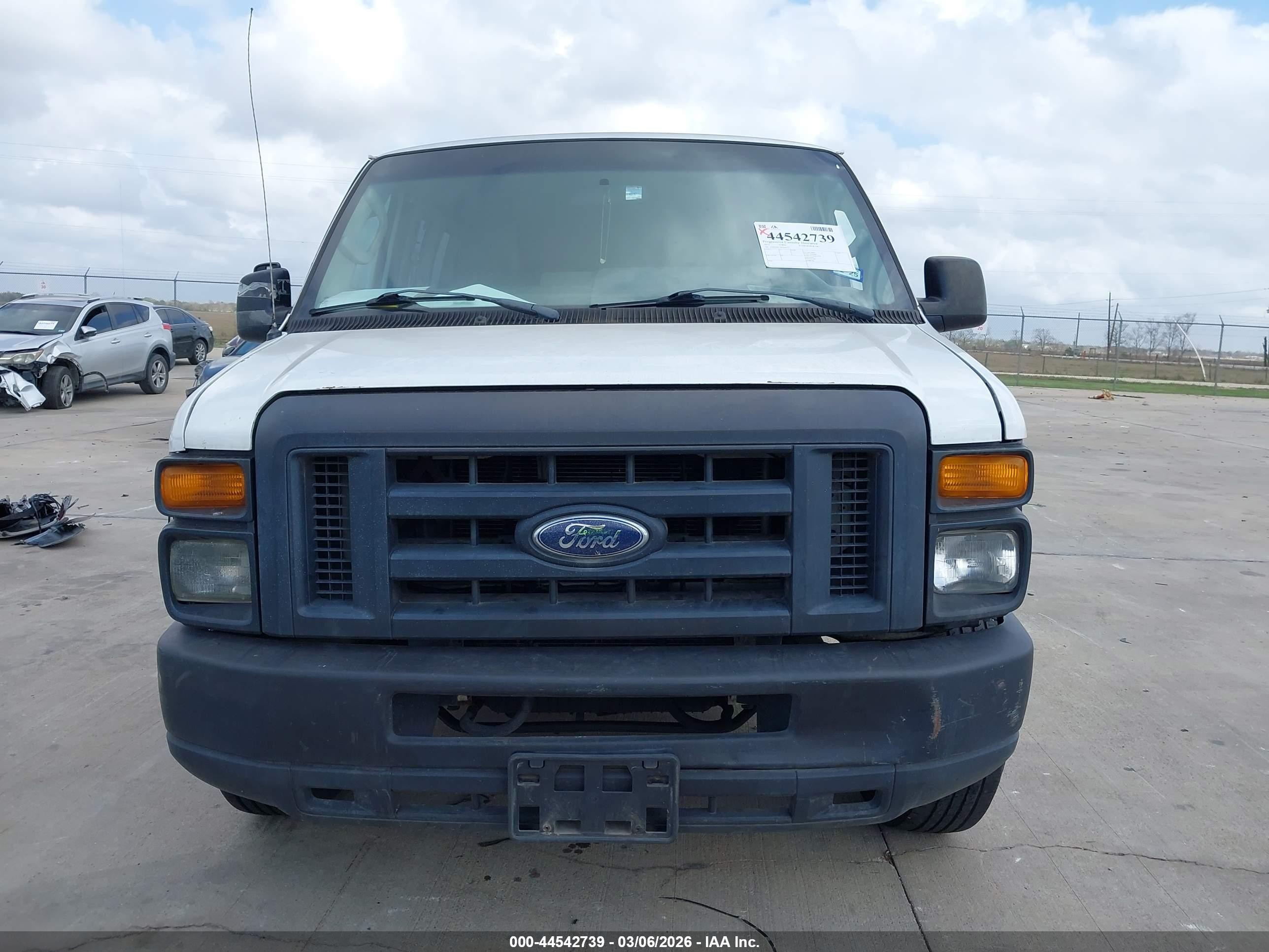 2013 Ford E-350 Super Duty Xl Белый vin: 1FBSS3BL7DDA49372