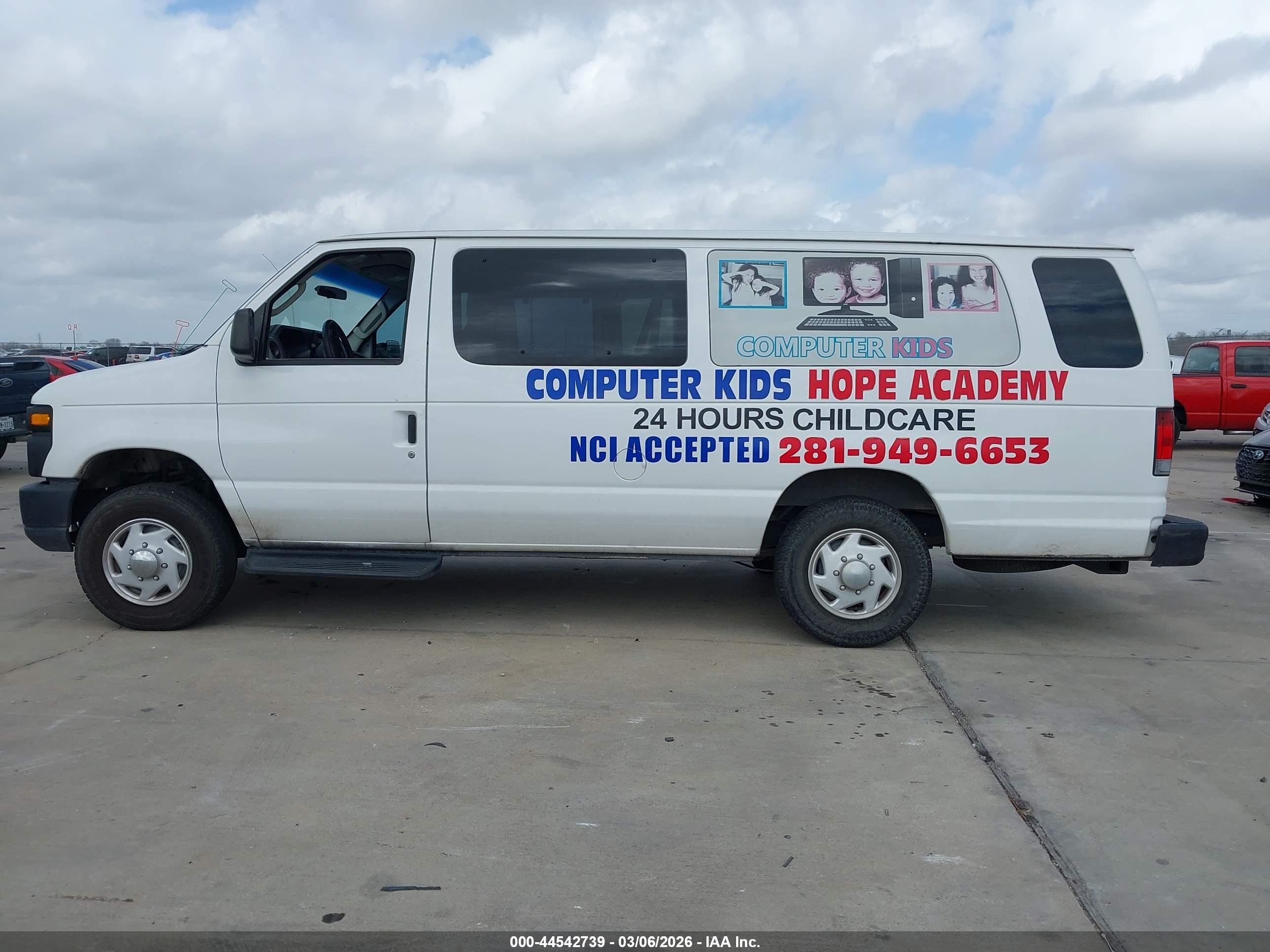 2013 Ford E-350 Super Duty Xl Белый vin: 1FBSS3BL7DDA49372