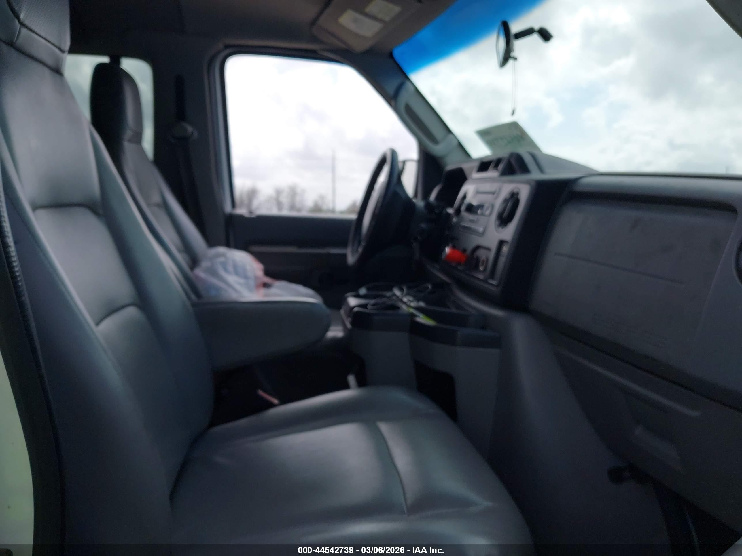 2013 Ford E-350 Super Duty Xl Белый vin: 1FBSS3BL7DDA49372