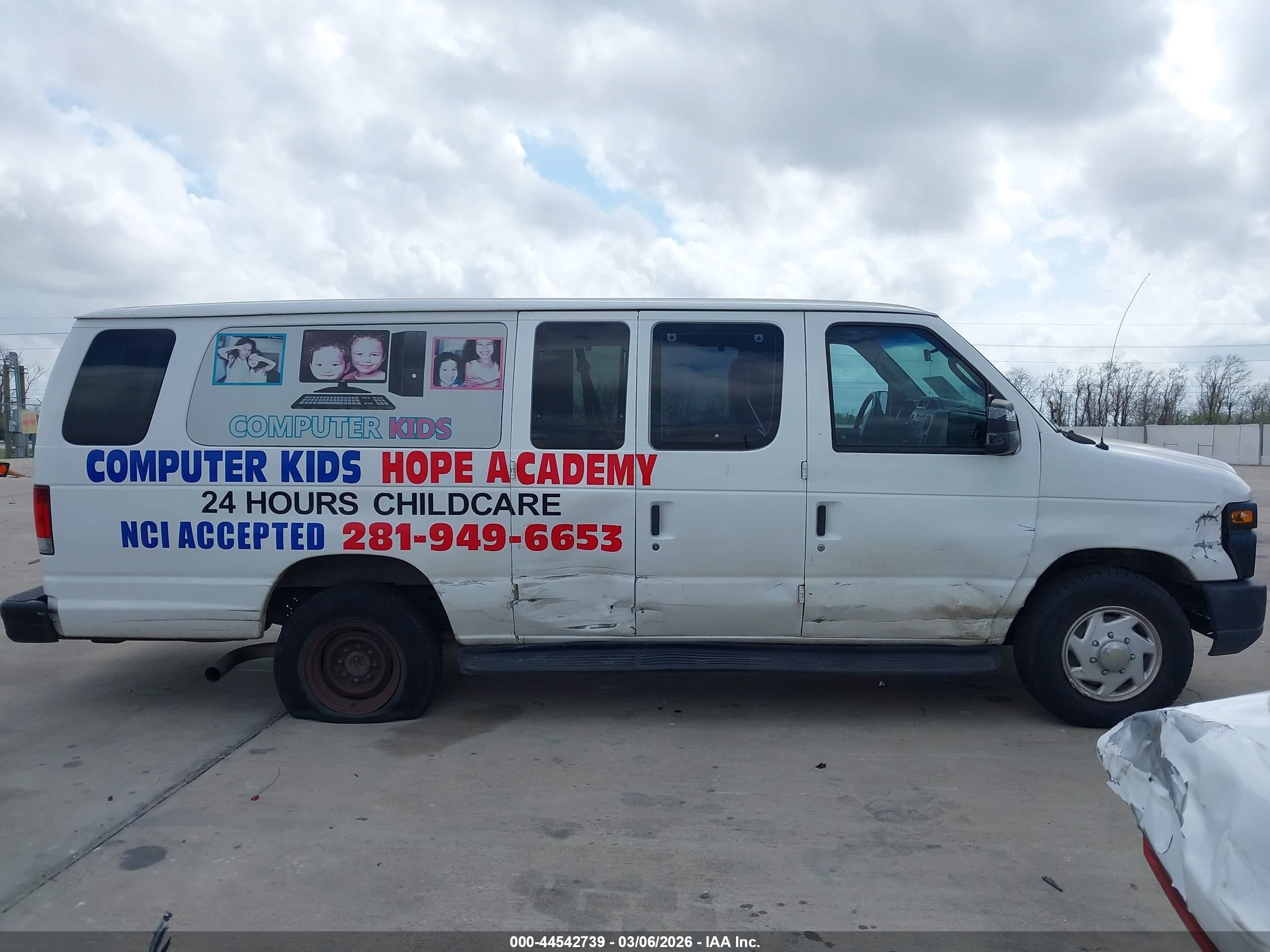 2013 Ford E-350 Super Duty Xl Белый vin: 1FBSS3BL7DDA49372