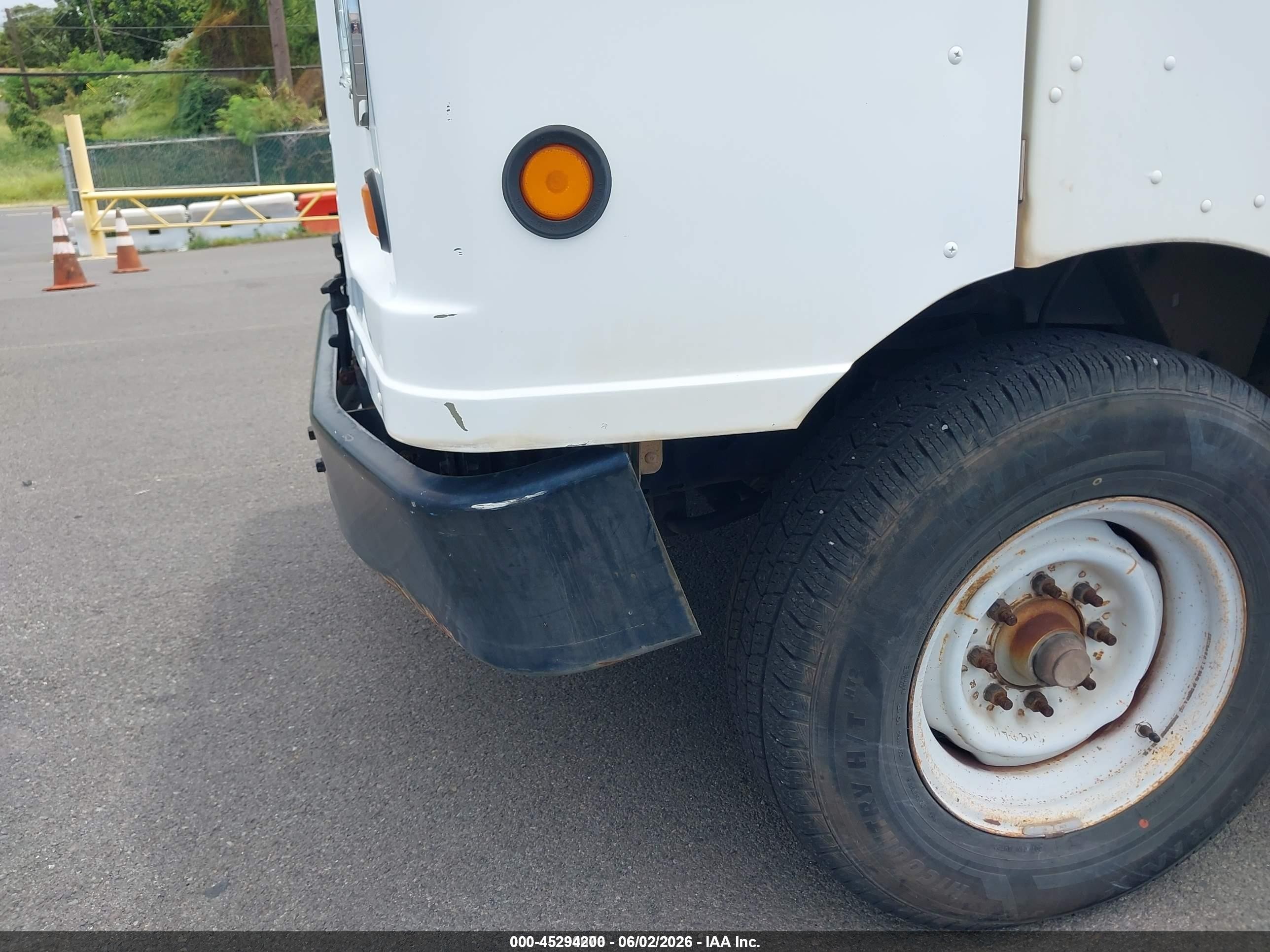 2006 Ford E-350 Stripped   White vin: 1FCJE39L26HA19695