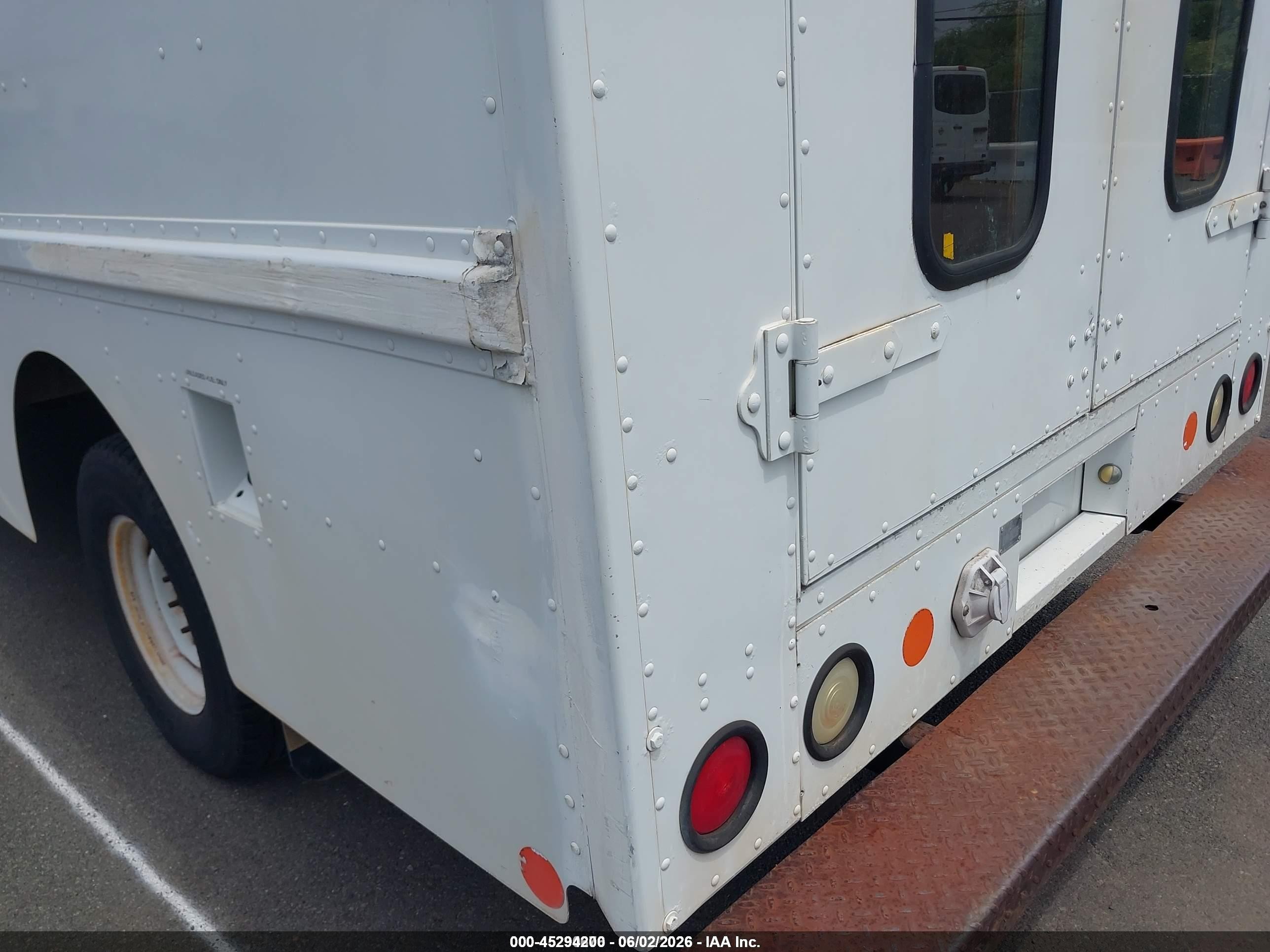 2006 Ford E-350 Stripped   White vin: 1FCJE39L26HA19695