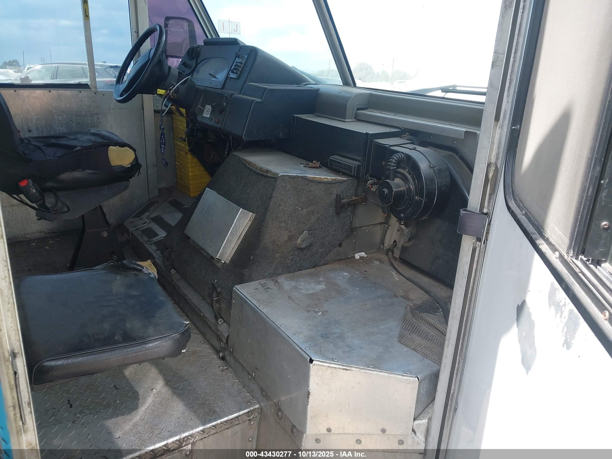 2000 Ford E-350 Stripped Commercial/standard Черный vin: 1FCJE39L9YHA58657