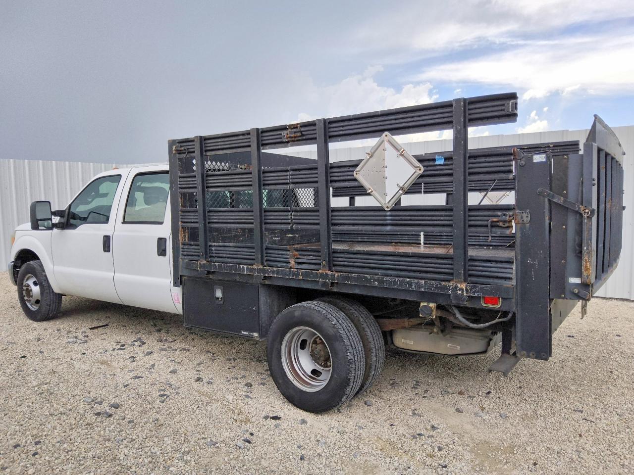 2015 Ford F350 Super Duty White vin: 1FD8W3G67FEB15022