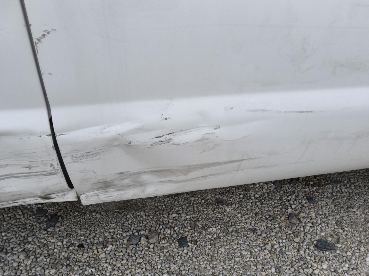 2015 Ford F350 Super Duty White vin: 1FD8W3G67FEB15022 Damage: Right Front Door, Dent(S) W/ Paint Dmg, > 12 Inches