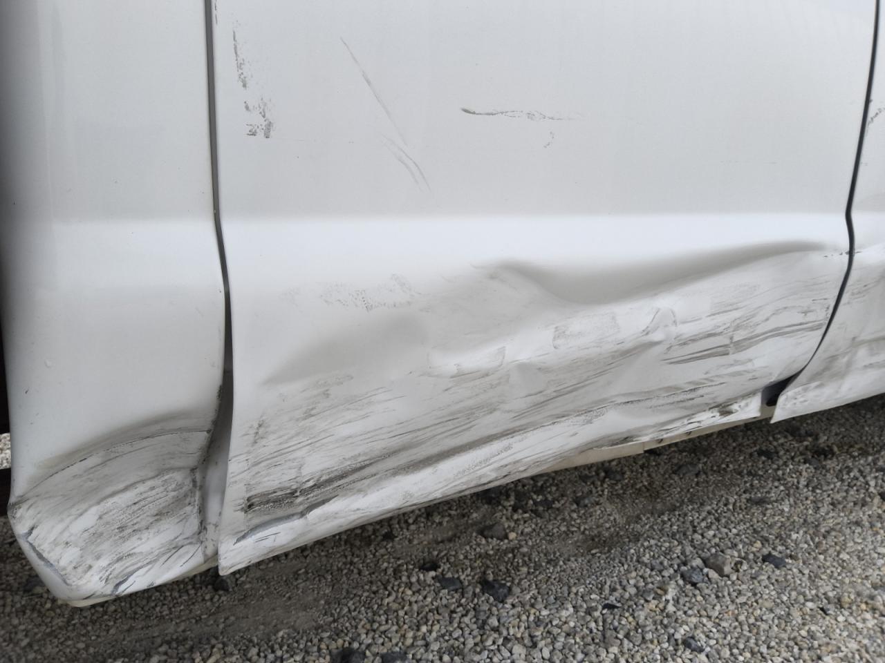 2015 Ford F350 Super Duty White vin: 1FD8W3G67FEB15022 Damage: Right Rocker Panel, Dent(S) W/ Paint Dmg, > 12 Inches
