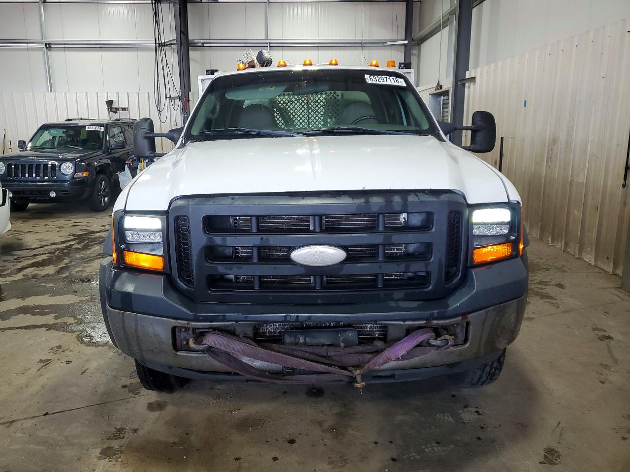 2002 Ford F550 Super Duty White vin: 1FDAW57S92ED68542