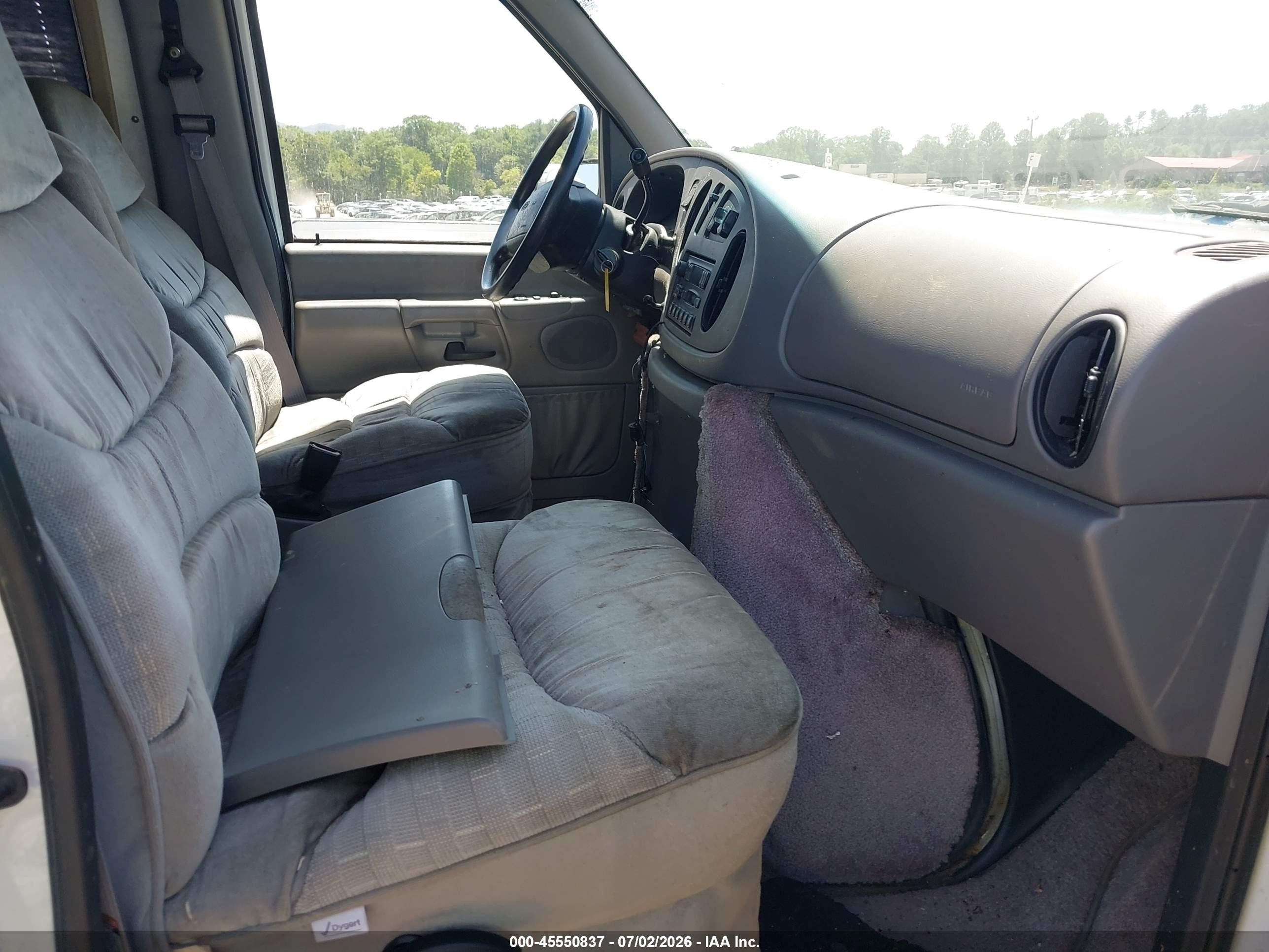 1997 Ford Econoline   White vin: 1FDHS24LXVHB02178