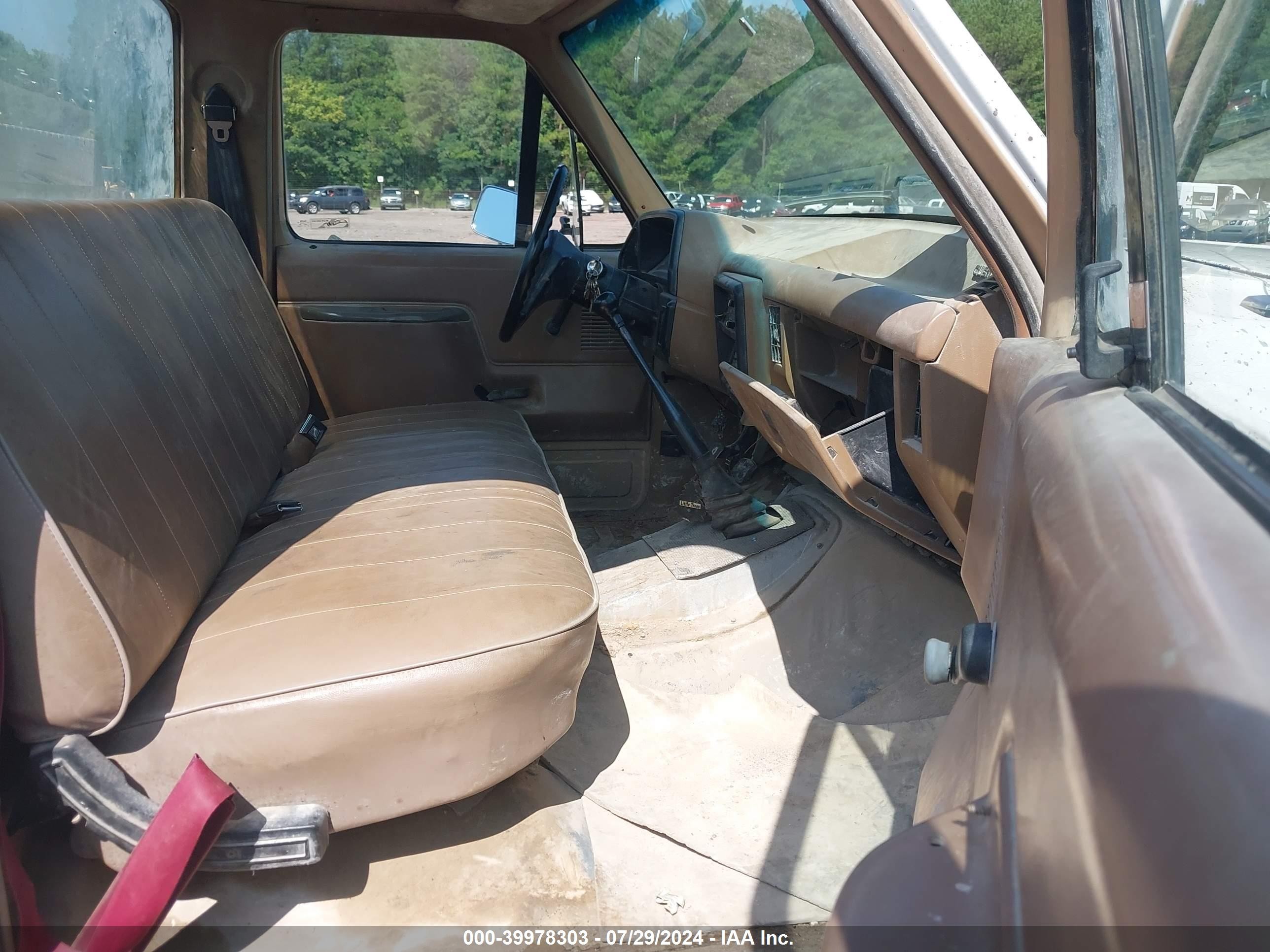 1989 Ford F350   White vin: 1FDJF37Y1KNA45580