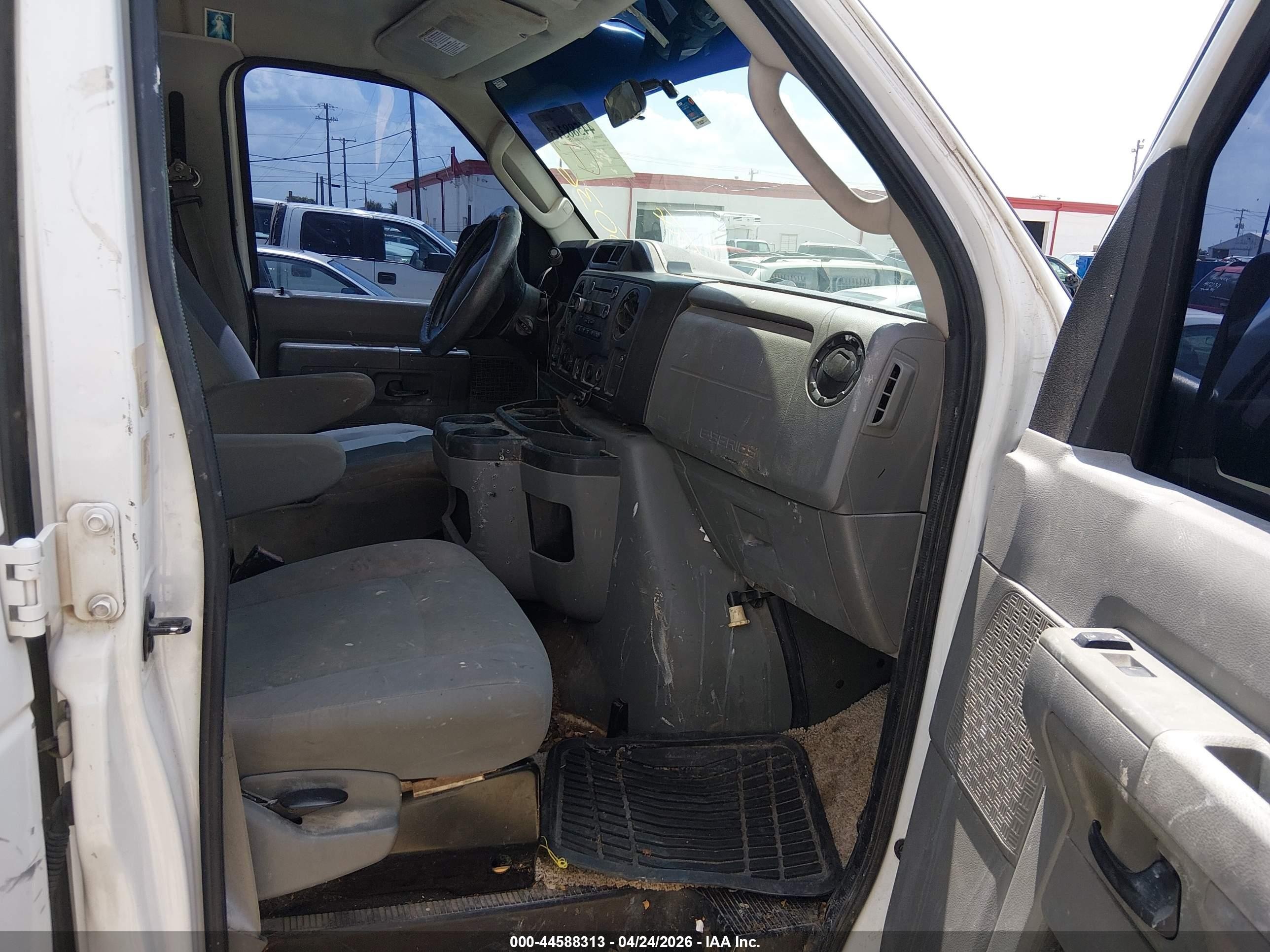 2010 Ford E-150 Xlt White vin: 1FDNE1BW0ADA50367
