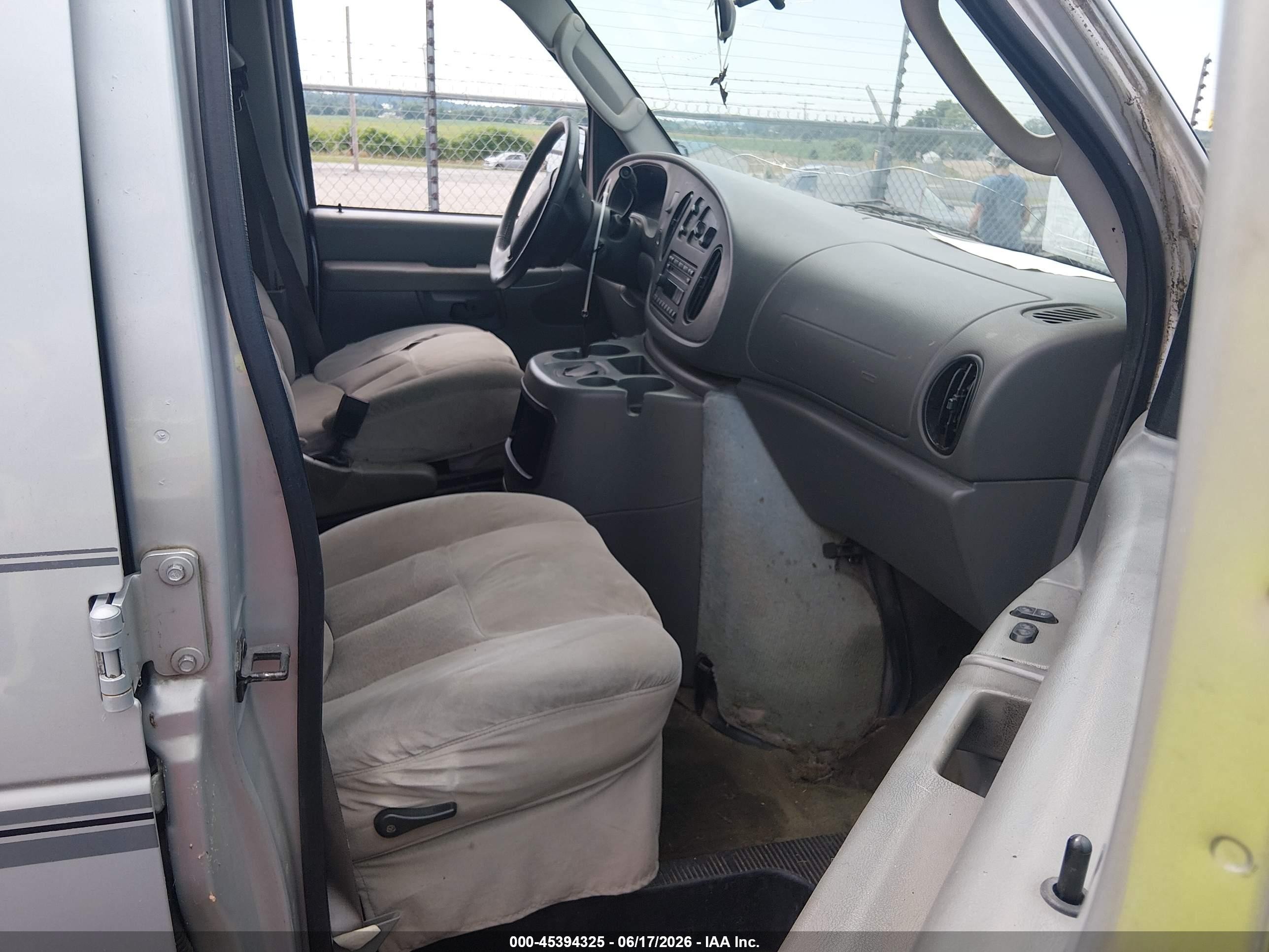 2004 Ford E-250 Recreational Silver vin: 1FDNE24L84HA92372