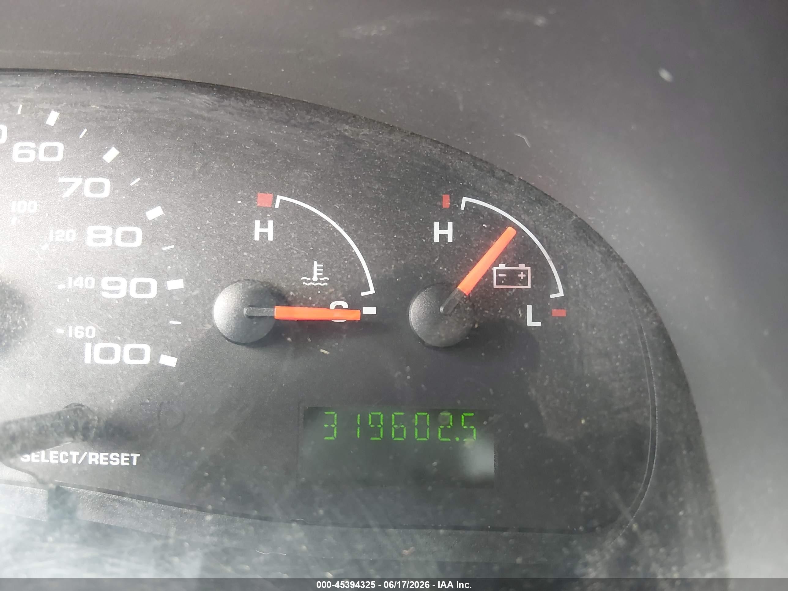 2004 Ford E-250 Recreational Silver vin: 1FDNE24L84HA92372