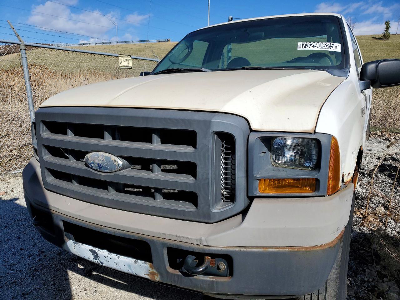2005 Ford F250 Super Duty White vin: 1FDNF21525EB92795