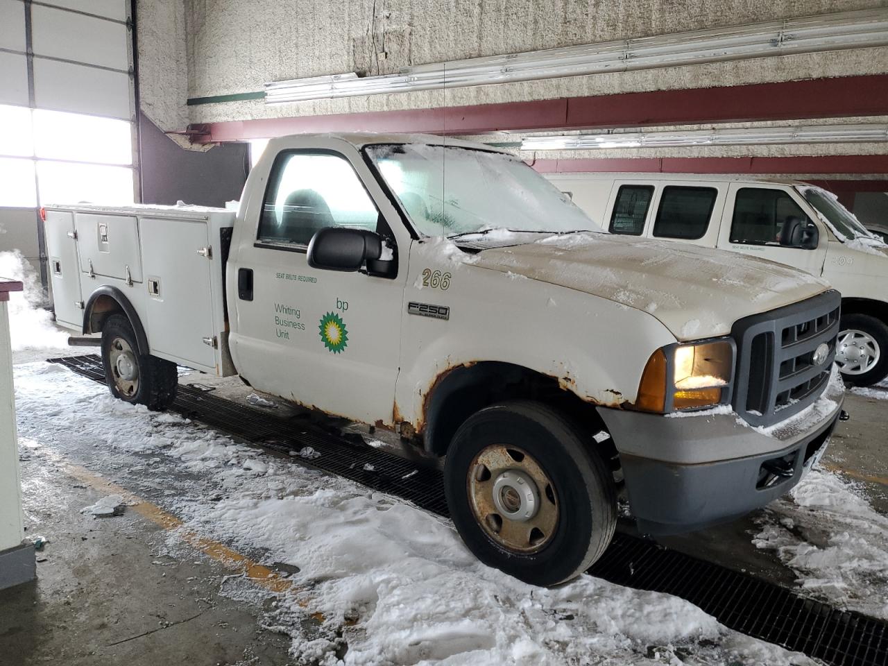 2005 Ford F250 Super Duty White vin: 1FDNF21525EB92795 Damage: Right Front Door, Rust, Severe Damage