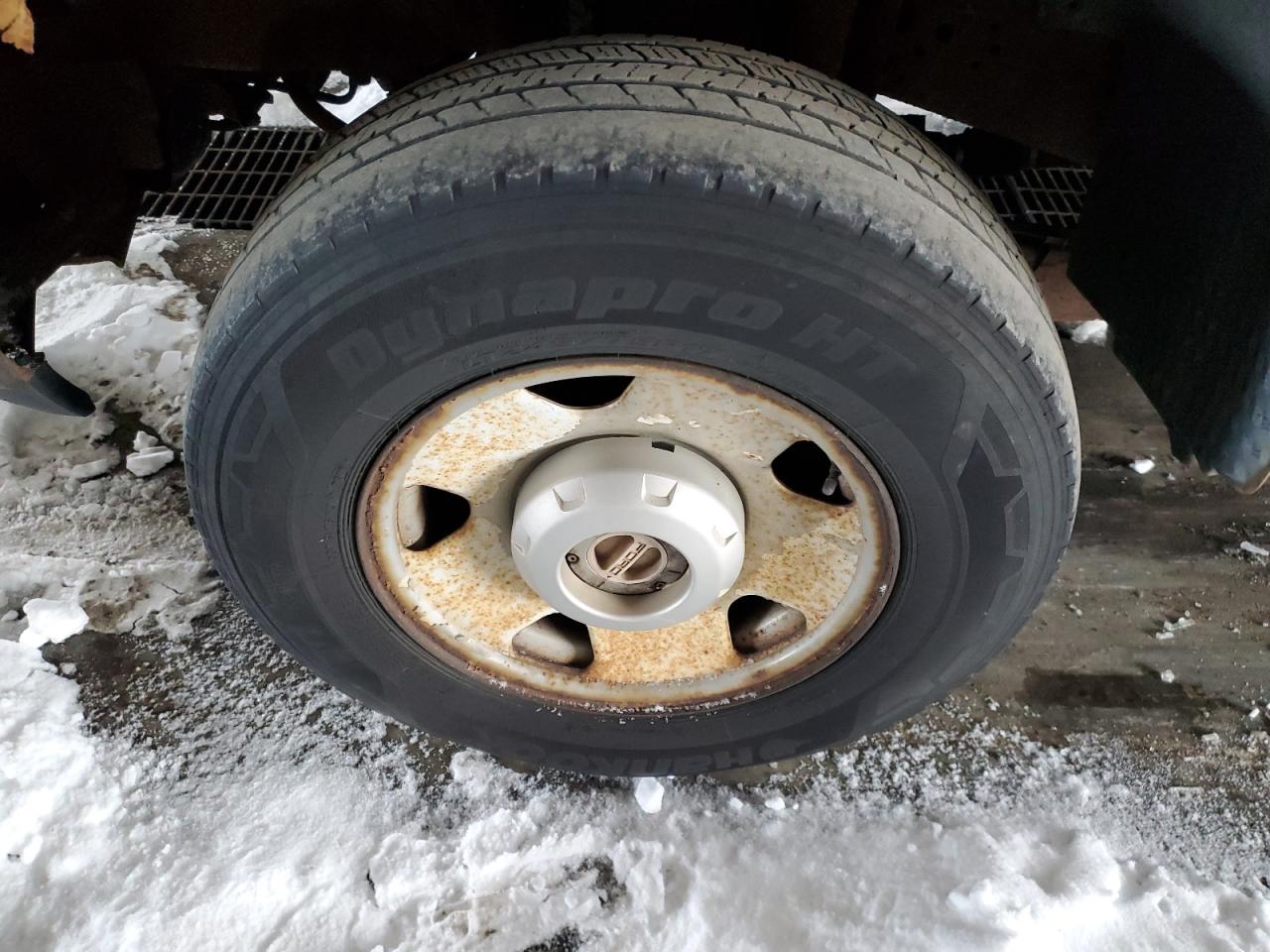 2005 Ford F250 Super Duty White vin: 1FDNF21525EB92795 Damage: Left Front Wheel, Rust, Repair Required