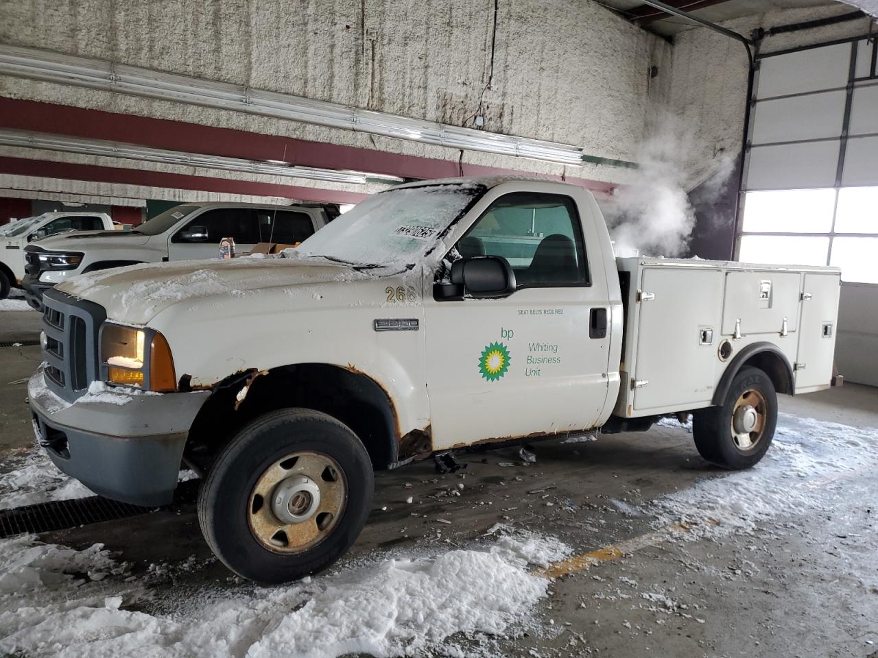 2005 Ford F250 Super Duty White vin: 1FDNF21525EB92795 Damage: Left Front Fender, Rust, Severe Damage
