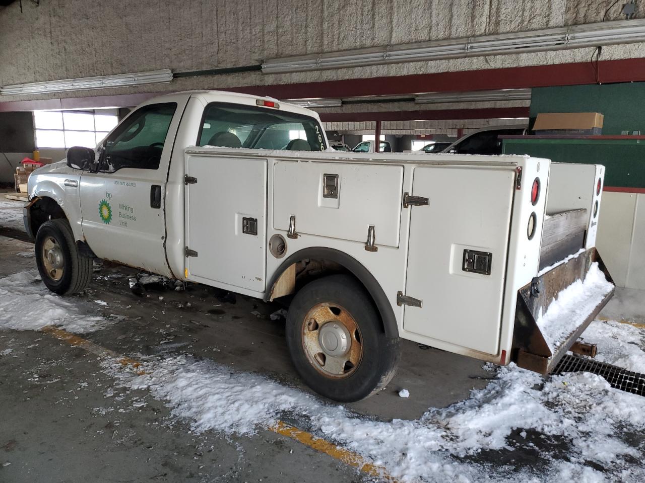 2005 Ford F250 Super Duty White vin: 1FDNF21525EB92795 Damage: Left Bed Side, Heavy Scratch, 4 To 5 Inches
