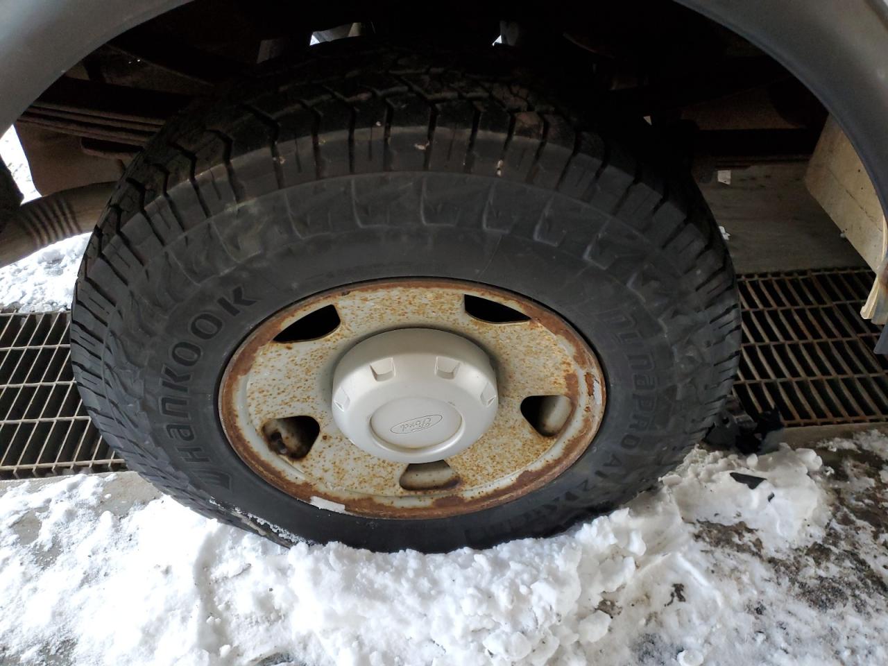 2005 Ford F250 Super Duty White vin: 1FDNF21525EB92795 Damage: Right Rear Wheel, Rust, Repair Required