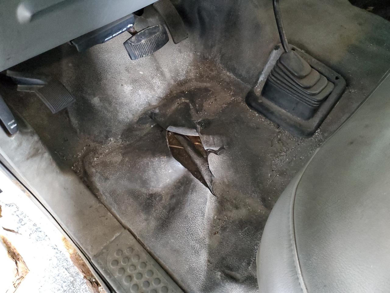 2005 Ford F250 Super Duty White vin: 1FDNF21525EB92795 Damage: Vinyl Floor, Torn, > 12 Inches