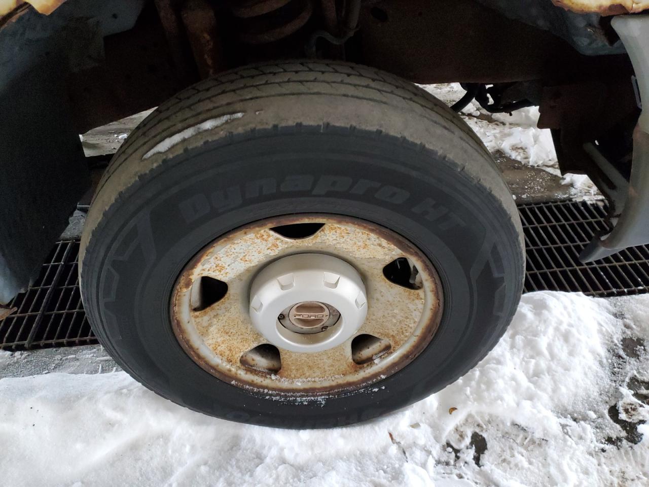 2005 Ford F250 Super Duty White vin: 1FDNF21525EB92795 Damage: Right Front Wheel, Rust, Repair Required