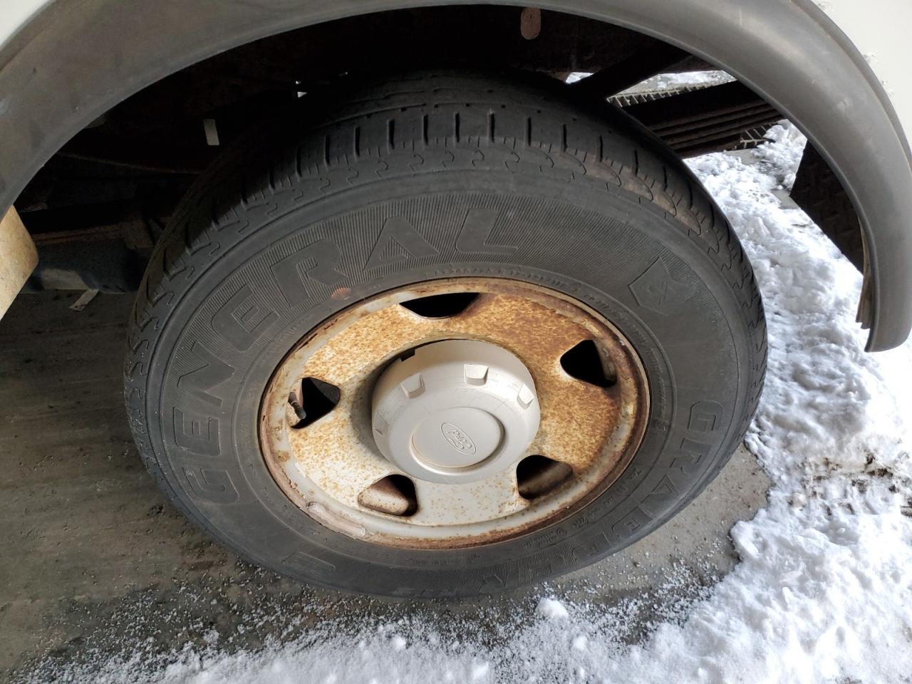 2005 Ford F250 Super Duty White vin: 1FDNF21525EB92795 Damage: Left Rear Wheel, Rust, Repair Required