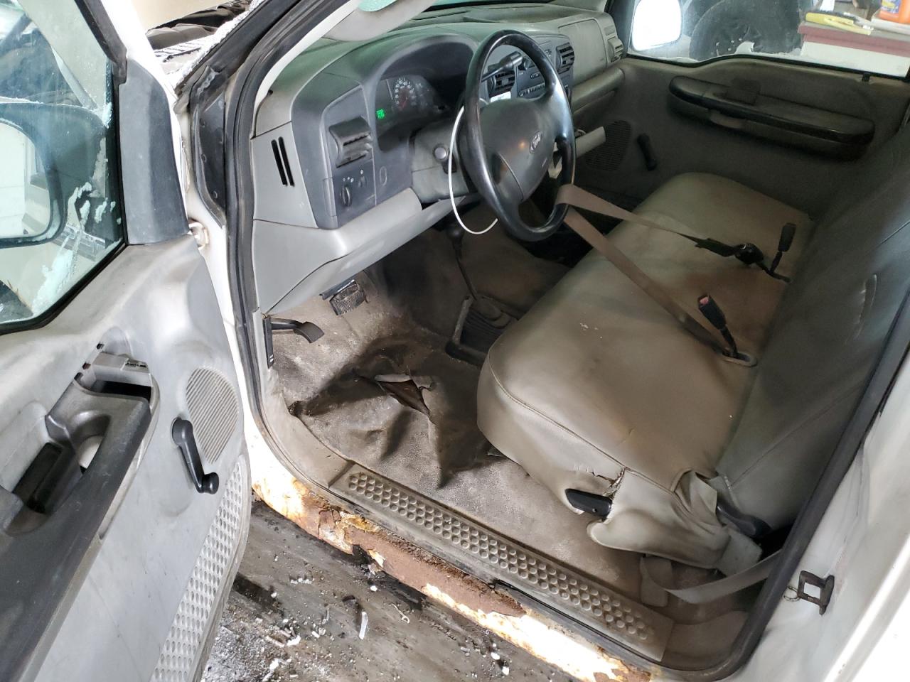 2005 Ford F250 Super Duty White vin: 1FDNF21525EB92795 Damage: Lf Door Panel Trim/Mld, Broken, Replacement Required