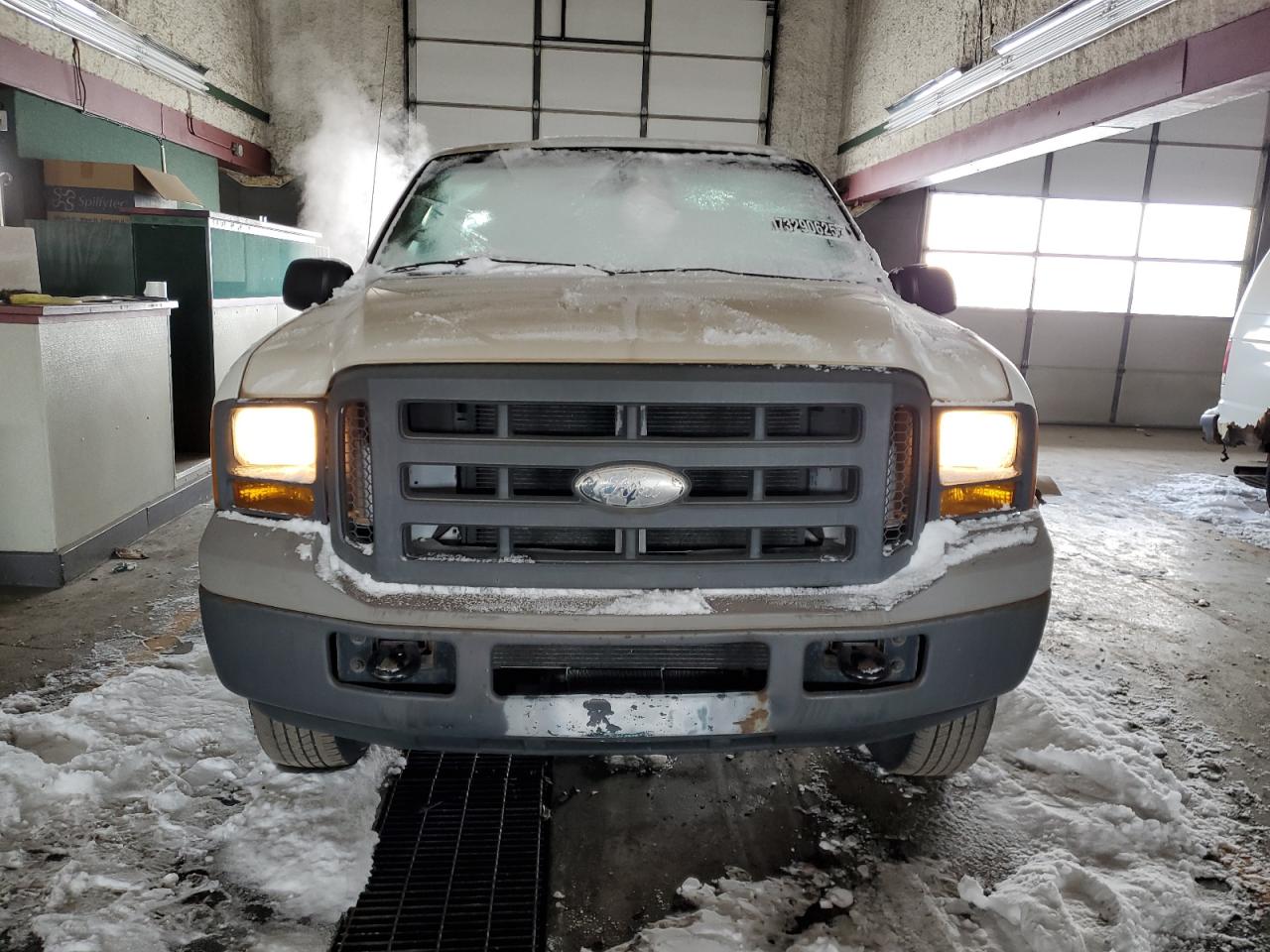 2005 Ford F250 Super Duty White vin: 1FDNF21525EB92795 Damage: Front Metal Bumper Painted, Rust, 3 To 4 Inches