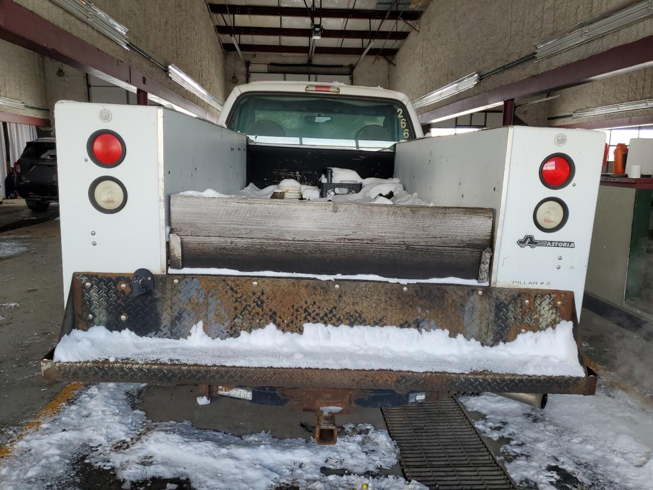 2005 Ford F250 Super Duty White vin: 1FDNF21525EB92795 Damage: Rear Metal Bumper Painted, Rust, Severe Damage