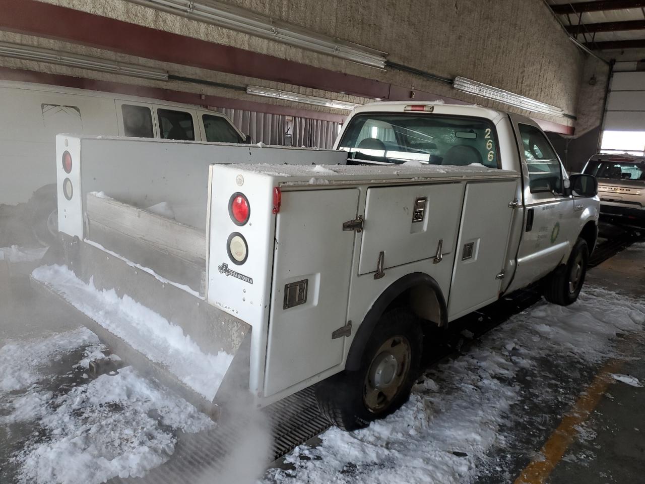 2005 Ford F250 Super Duty White vin: 1FDNF21525EB92795 Damage: Right Bed Side, Chipped, 5