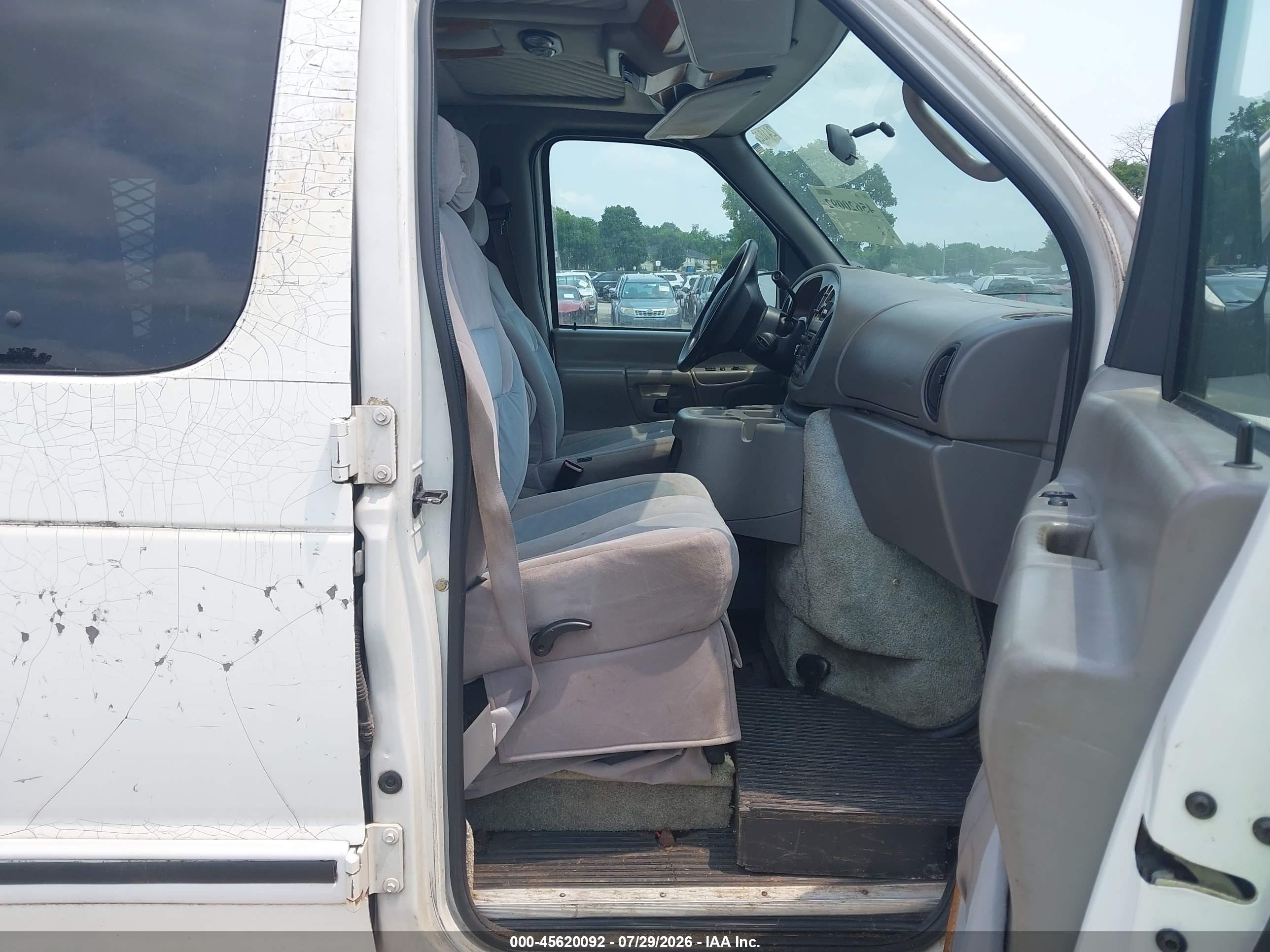 2002 Ford E-250 Commercial/recreational White vin: 1FDNS24L02HA18823