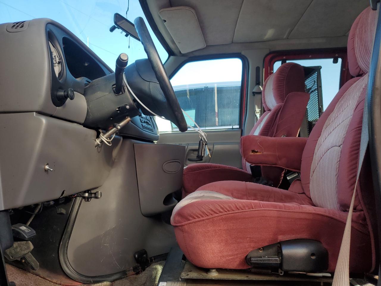 1998 Ford Econoline E150 Van Burgundy vin: 1FDRE1467WHC18598