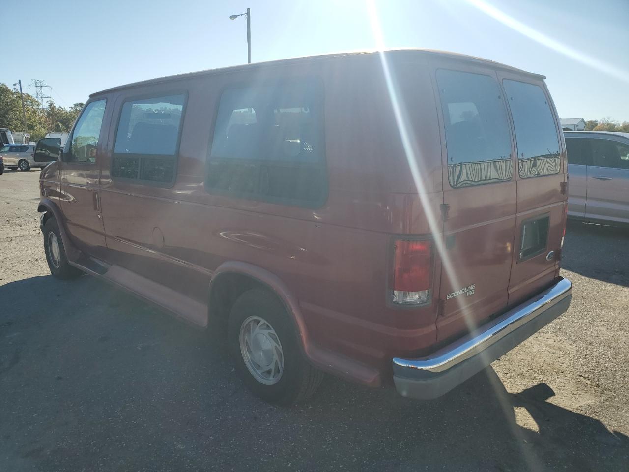1998 Ford Econoline E150 Van Burgundy vin: 1FDRE1467WHC18598