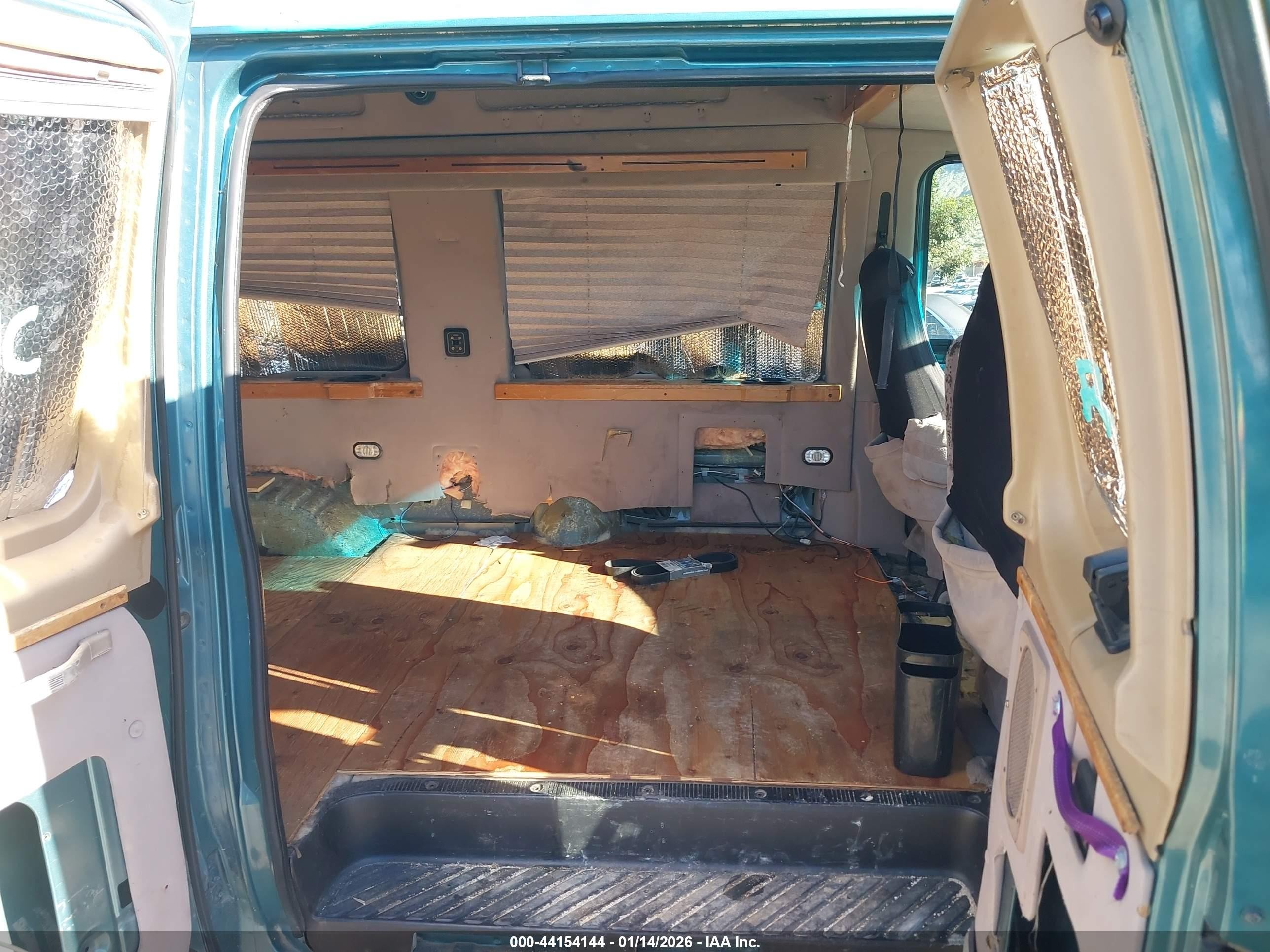 1998 Ford E-150 Recreational Green vin: 1FDRE1469WHB77553