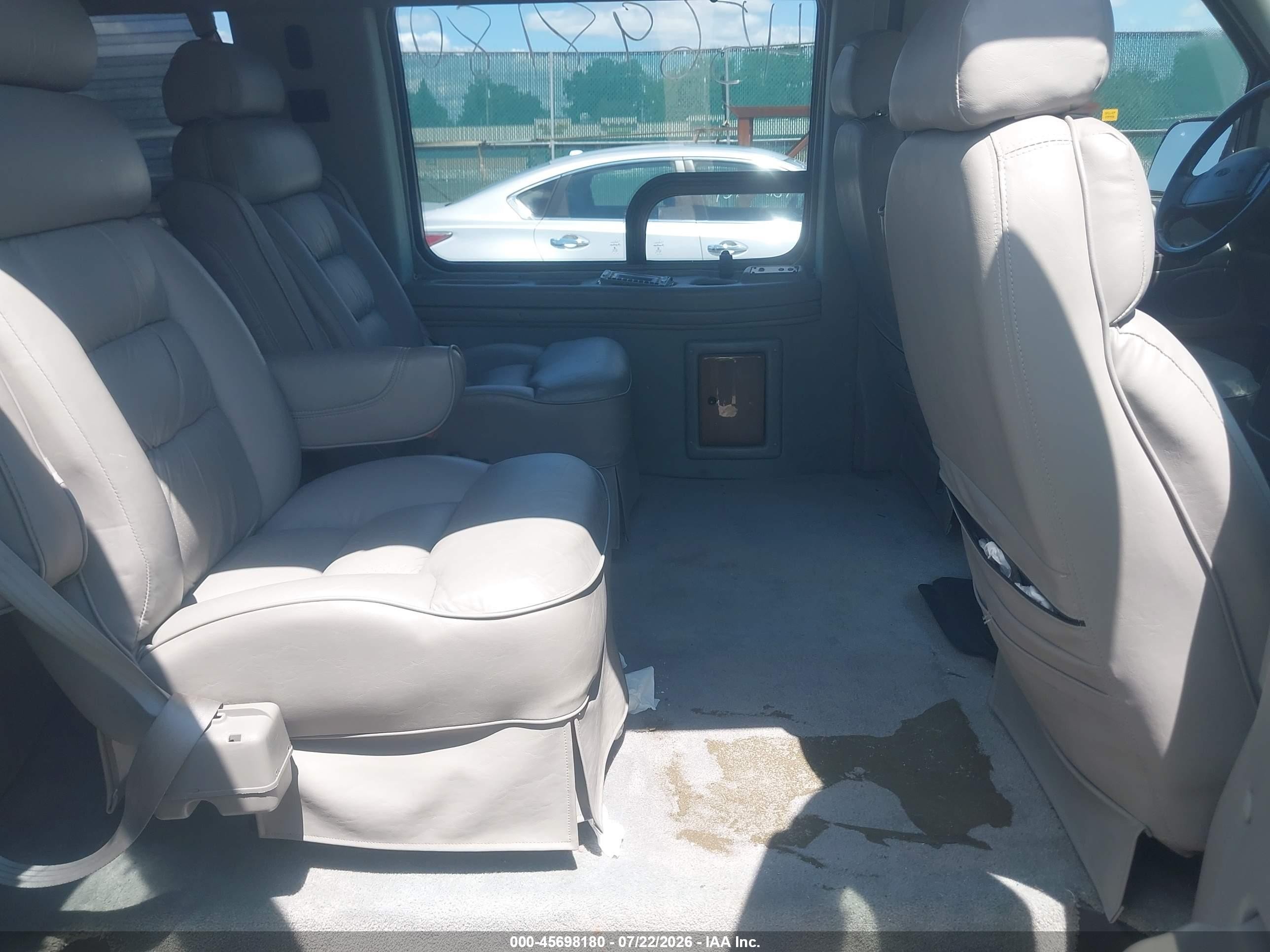 2001 Ford E-150 Recreational Silver vin: 1FDRE14L11HB77271
