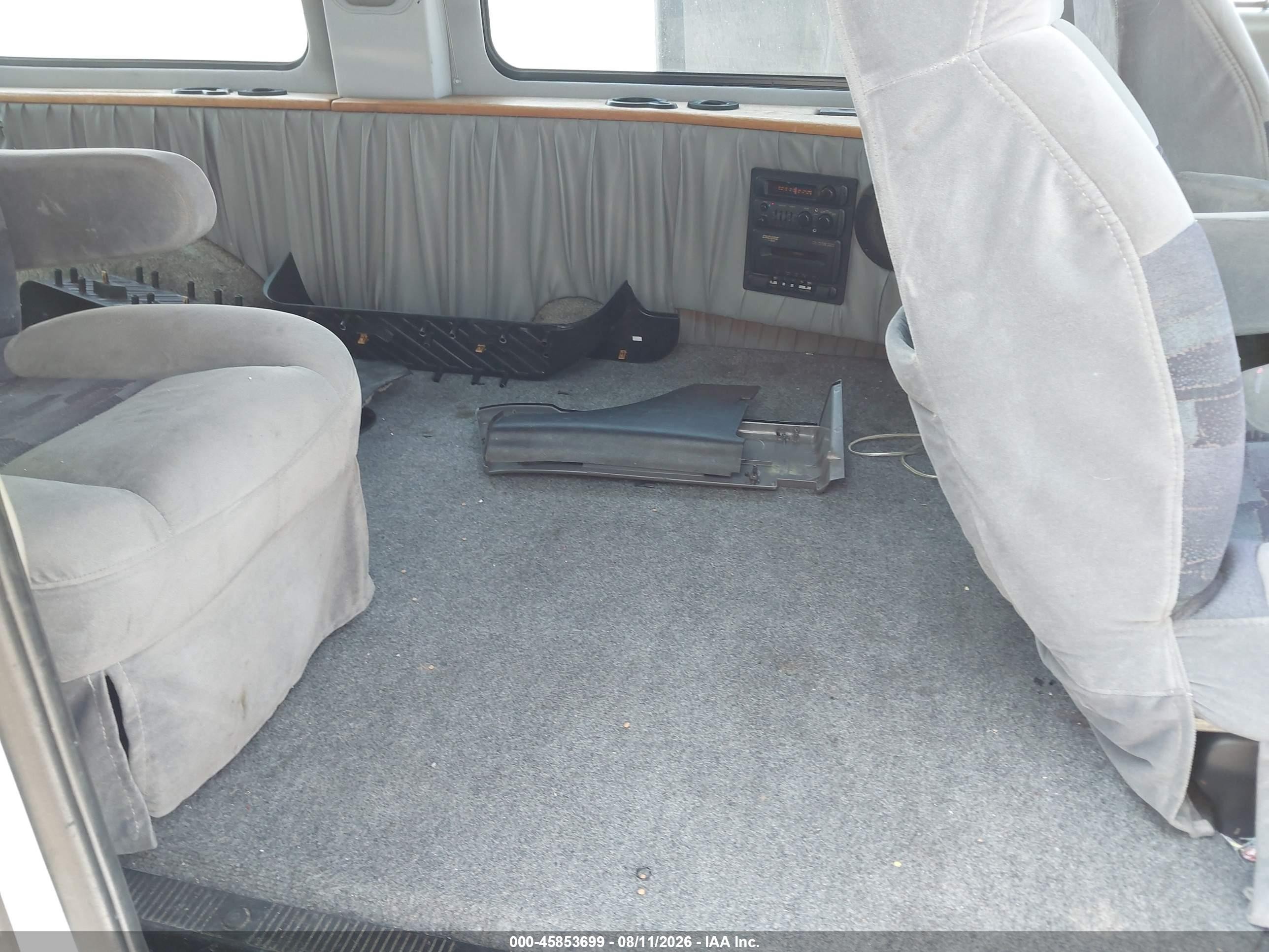 1999 Ford E-150 Commercial/recreational White vin: 1FDRE14L3XHA32578