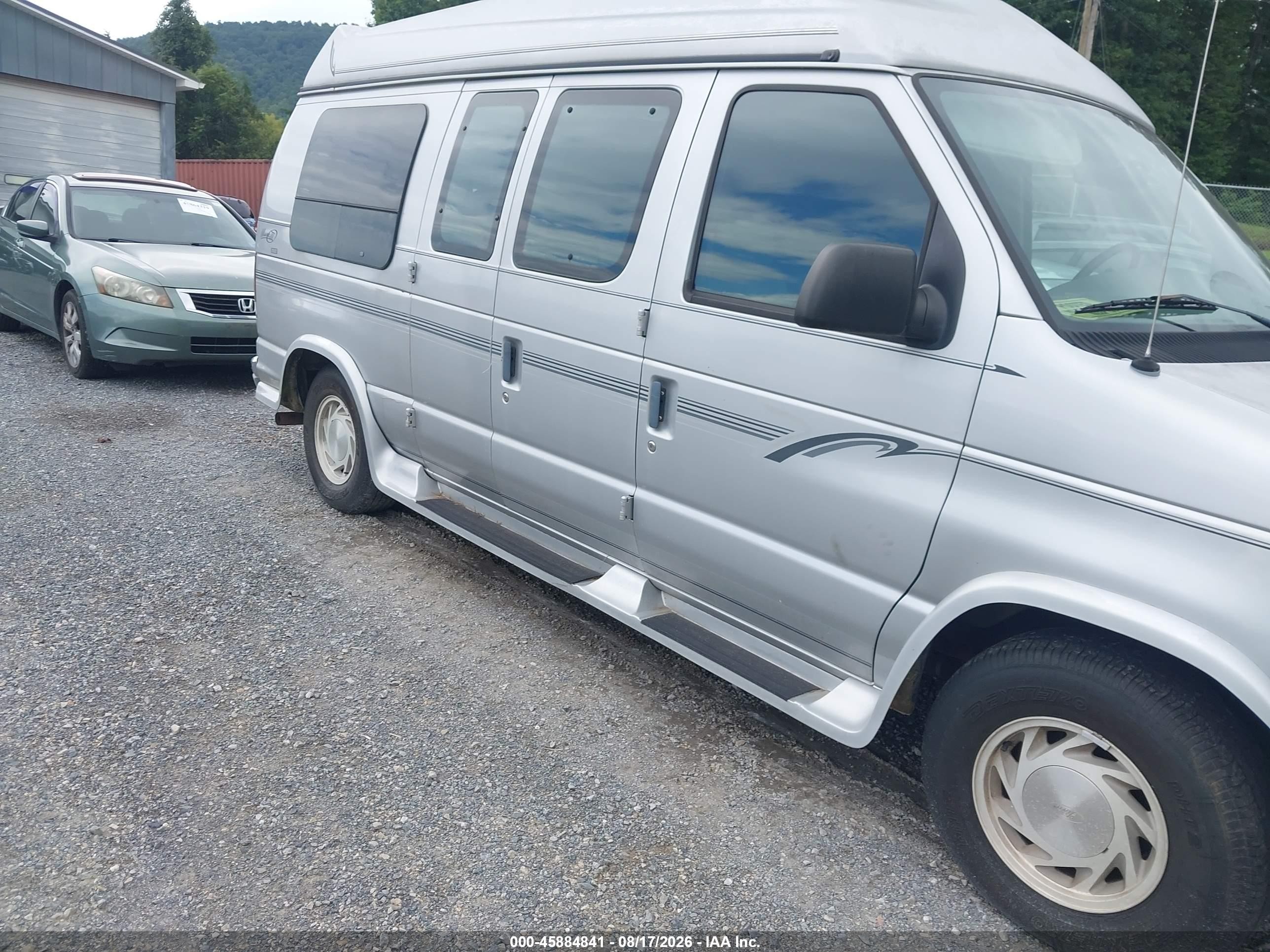 2000 Ford E-150 Recreational Silver vin: 1FDRE14L6YHB00812