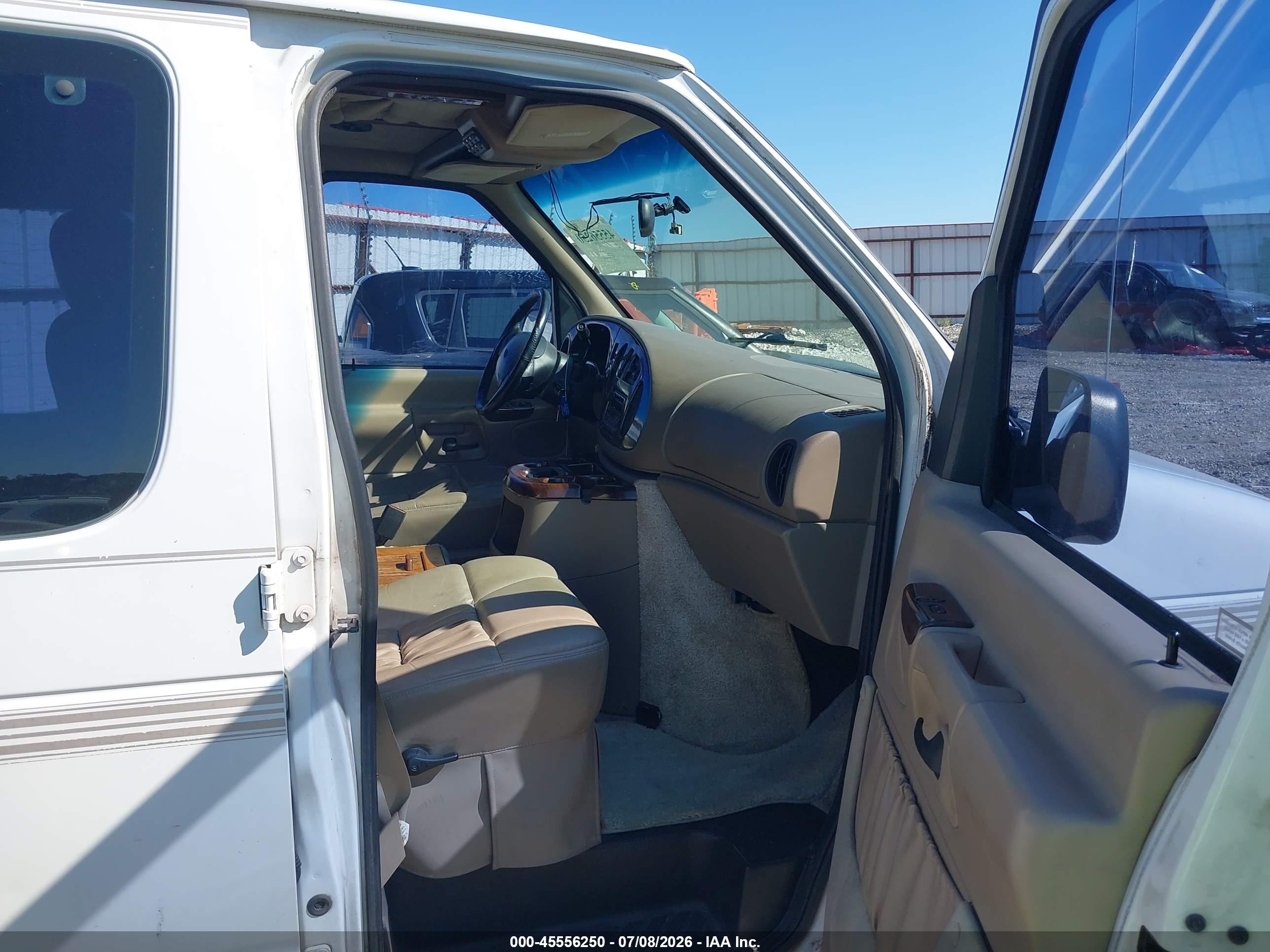 2000 Ford E-150 Recreational White vin: 1FDRE14LXYHA72951