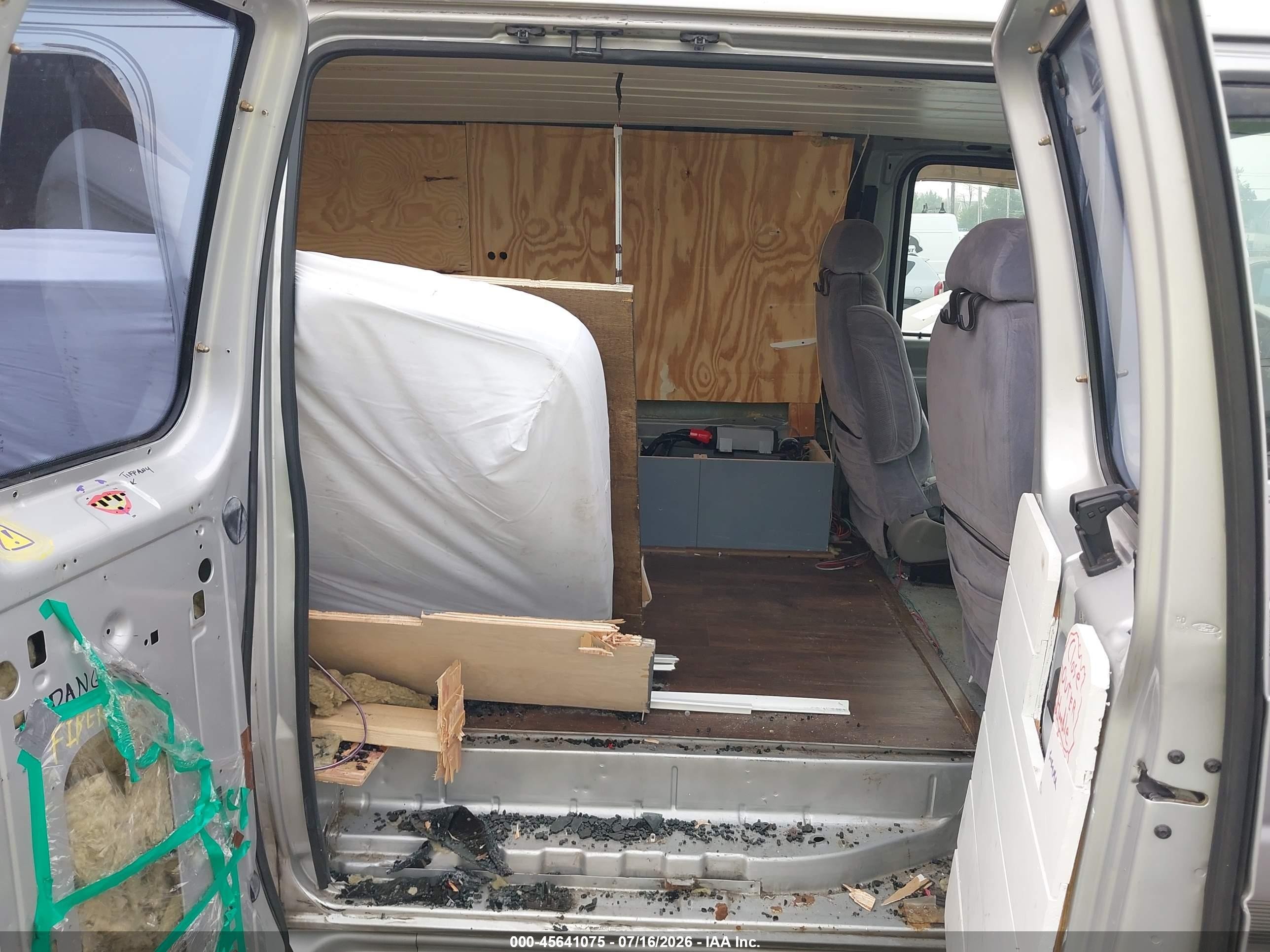 2001 Ford E-150 Recreational Silver vin: 1FDRE14W11HB75448