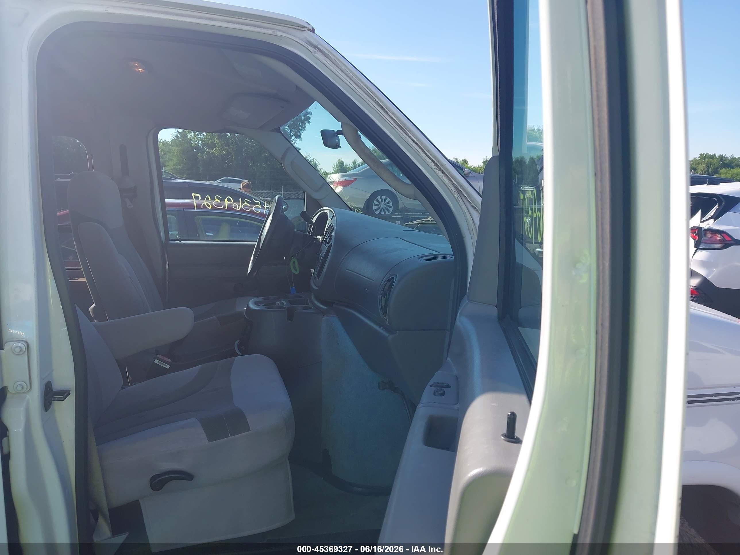 2004 Ford E-150 Recreational Белый vin: 1FDRE14W34HB42956