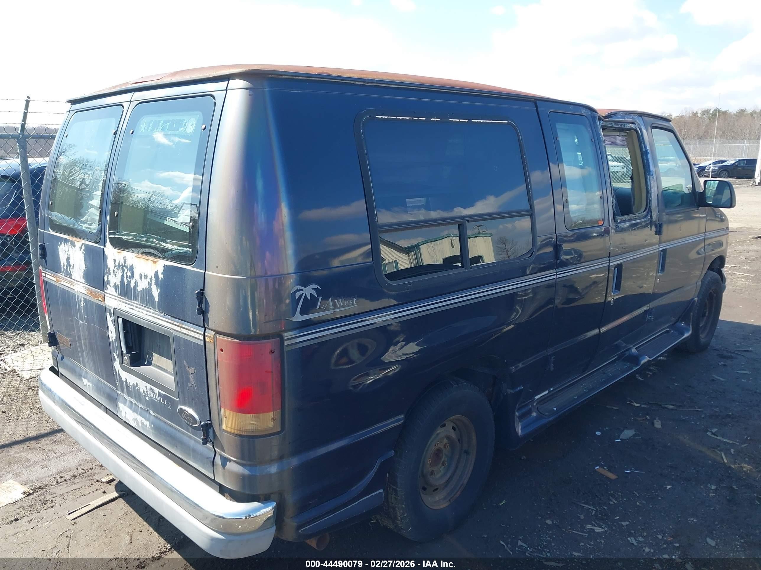 2000 Ford E-150 Recreational Blue vin: 1FDRE14W5YHA07600
